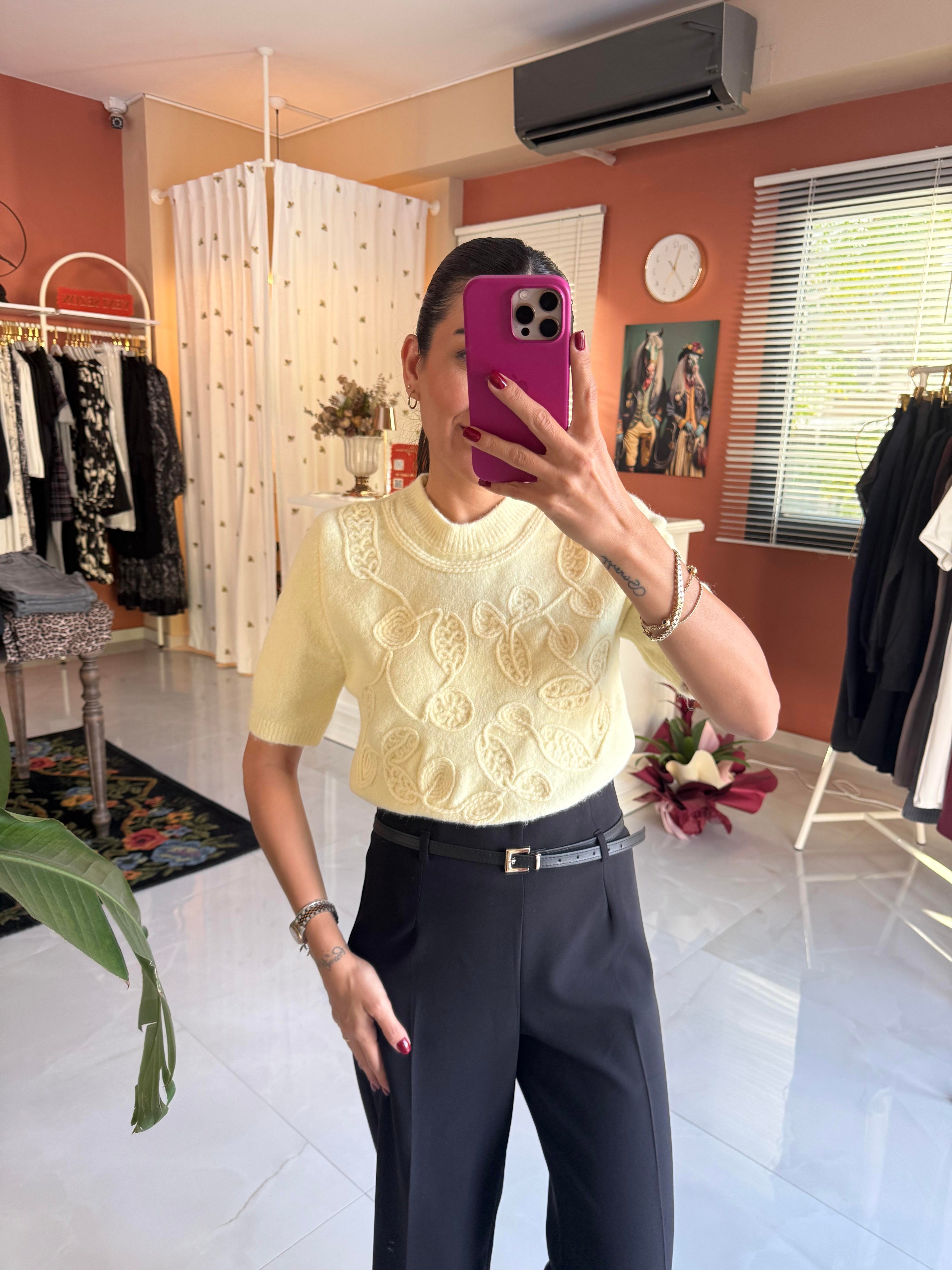 İşlemeli Sarı Triko Kazak