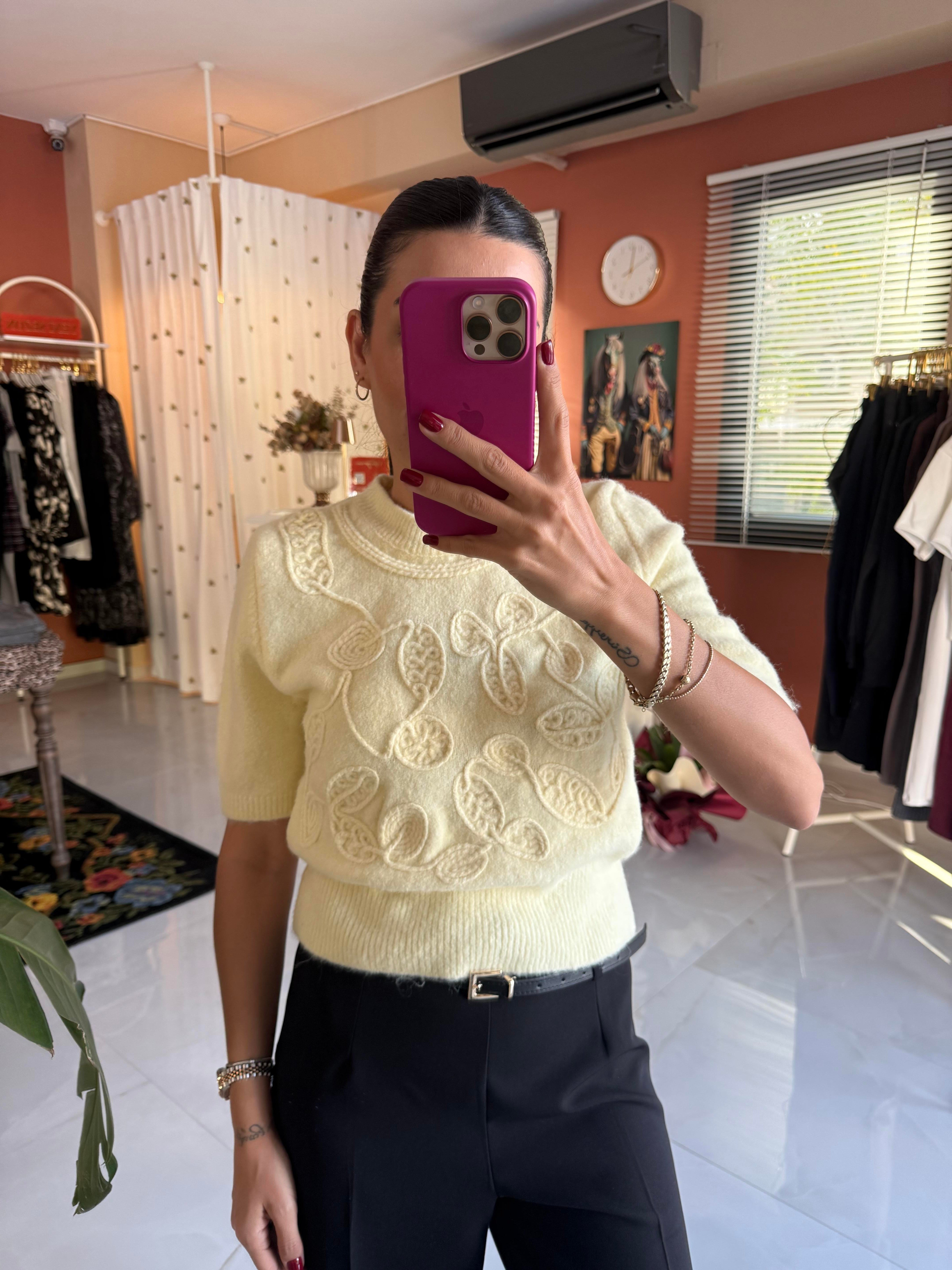 İşlemeli Sarı Triko Kazak