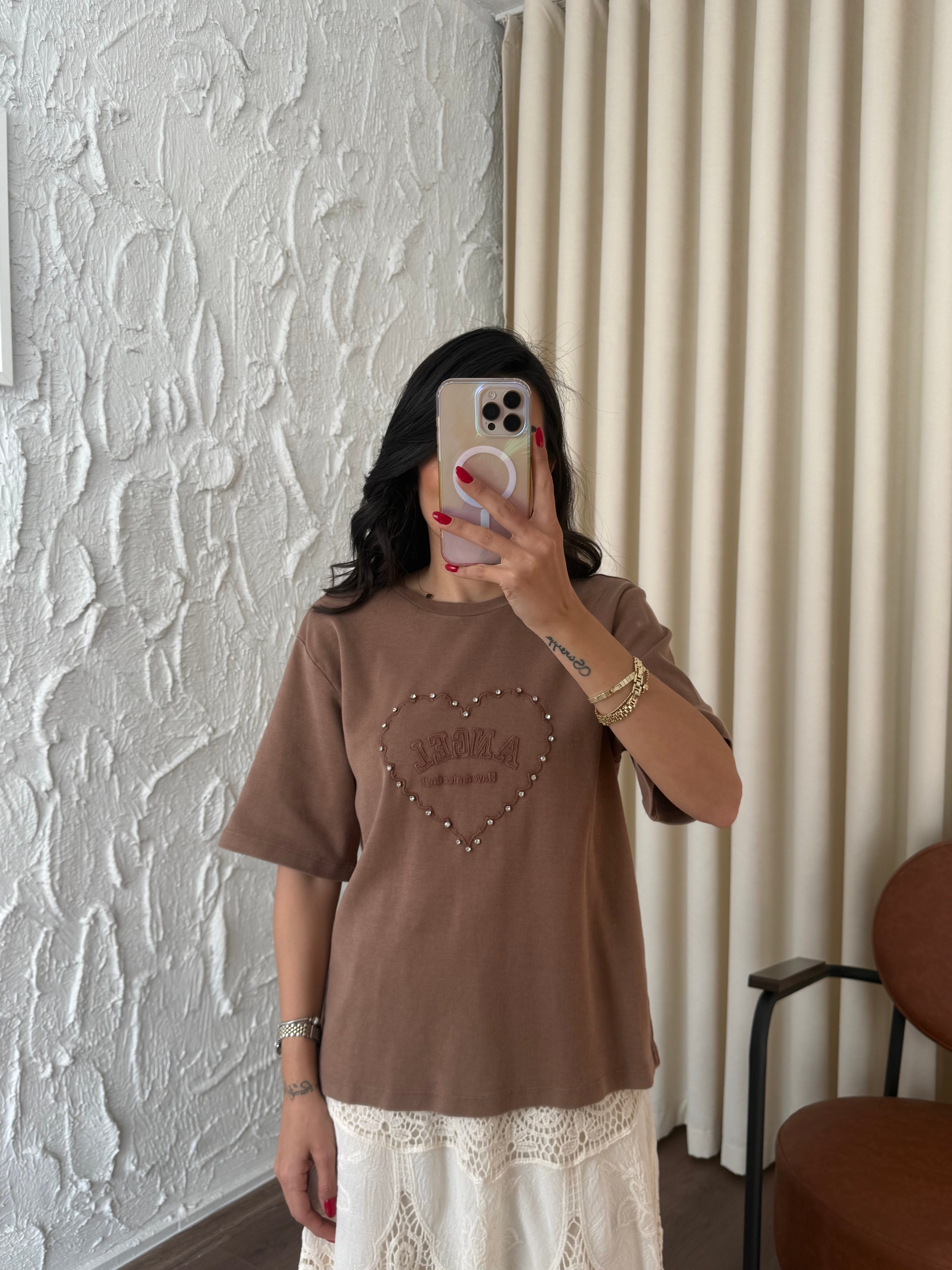 Kalp Nakışlı Kahve Tshirt