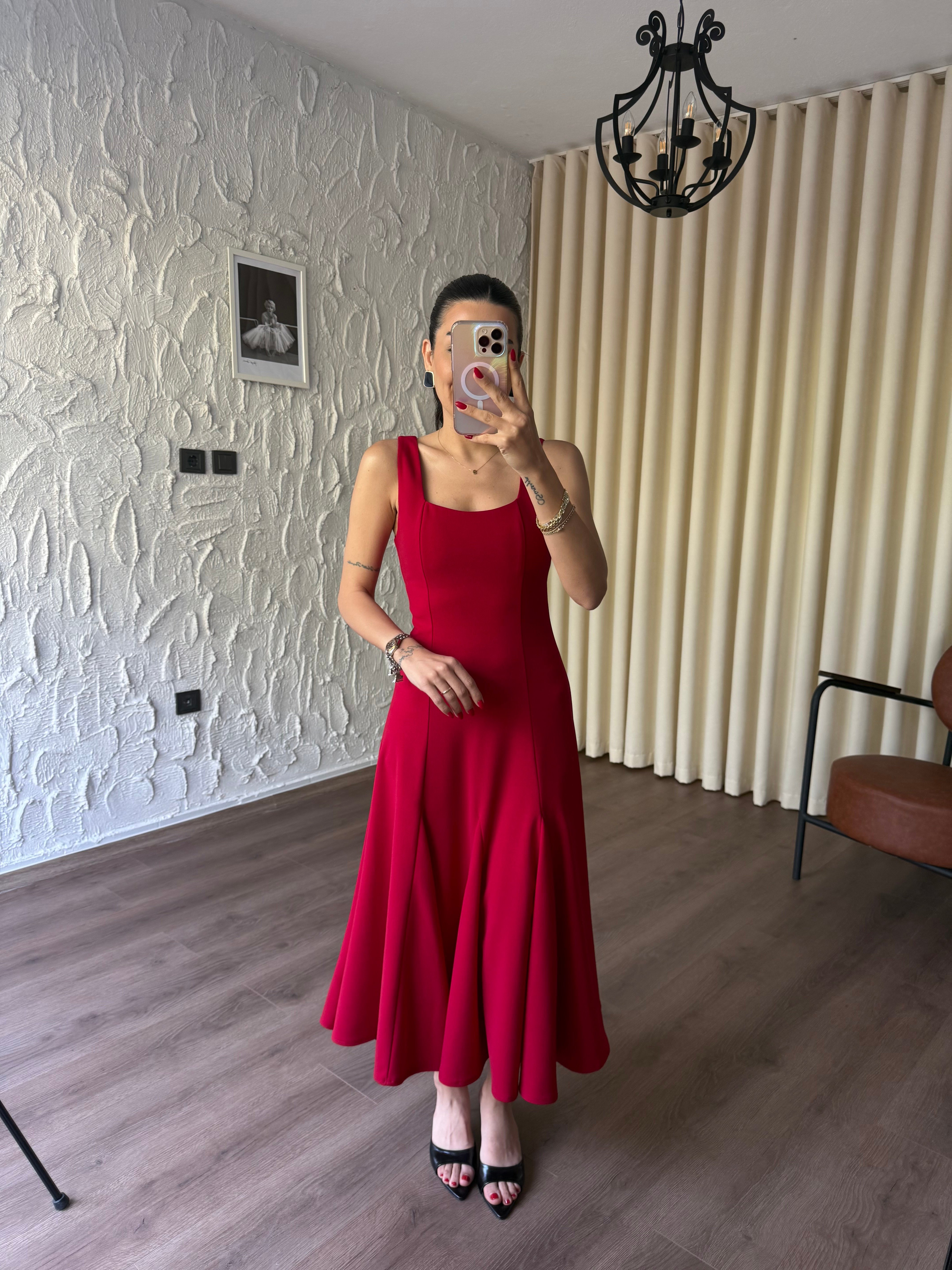 Kare Yaka Godeli Kırmızı Çan Elbise