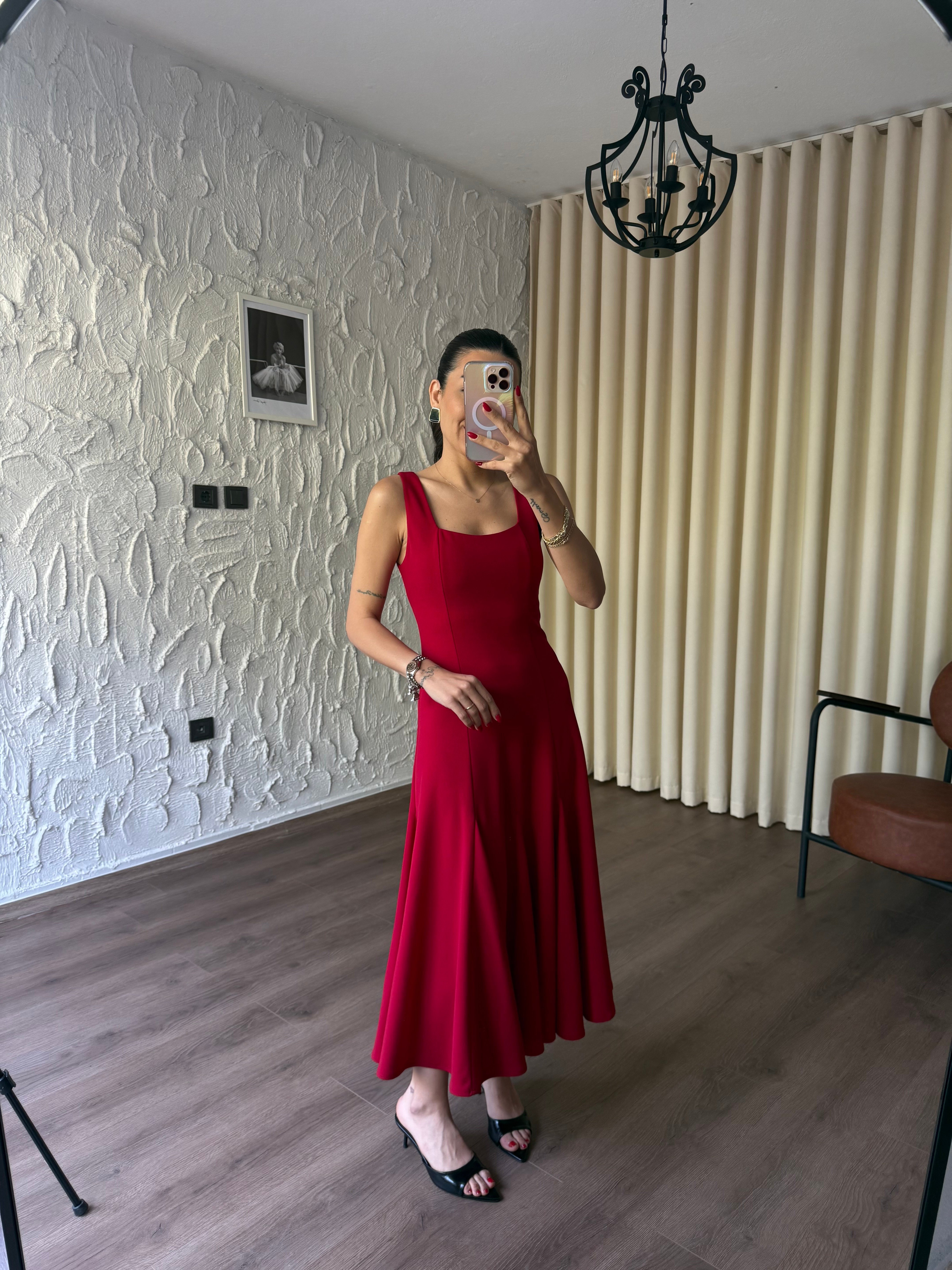Kare Yaka Godeli Kırmızı Çan Elbise