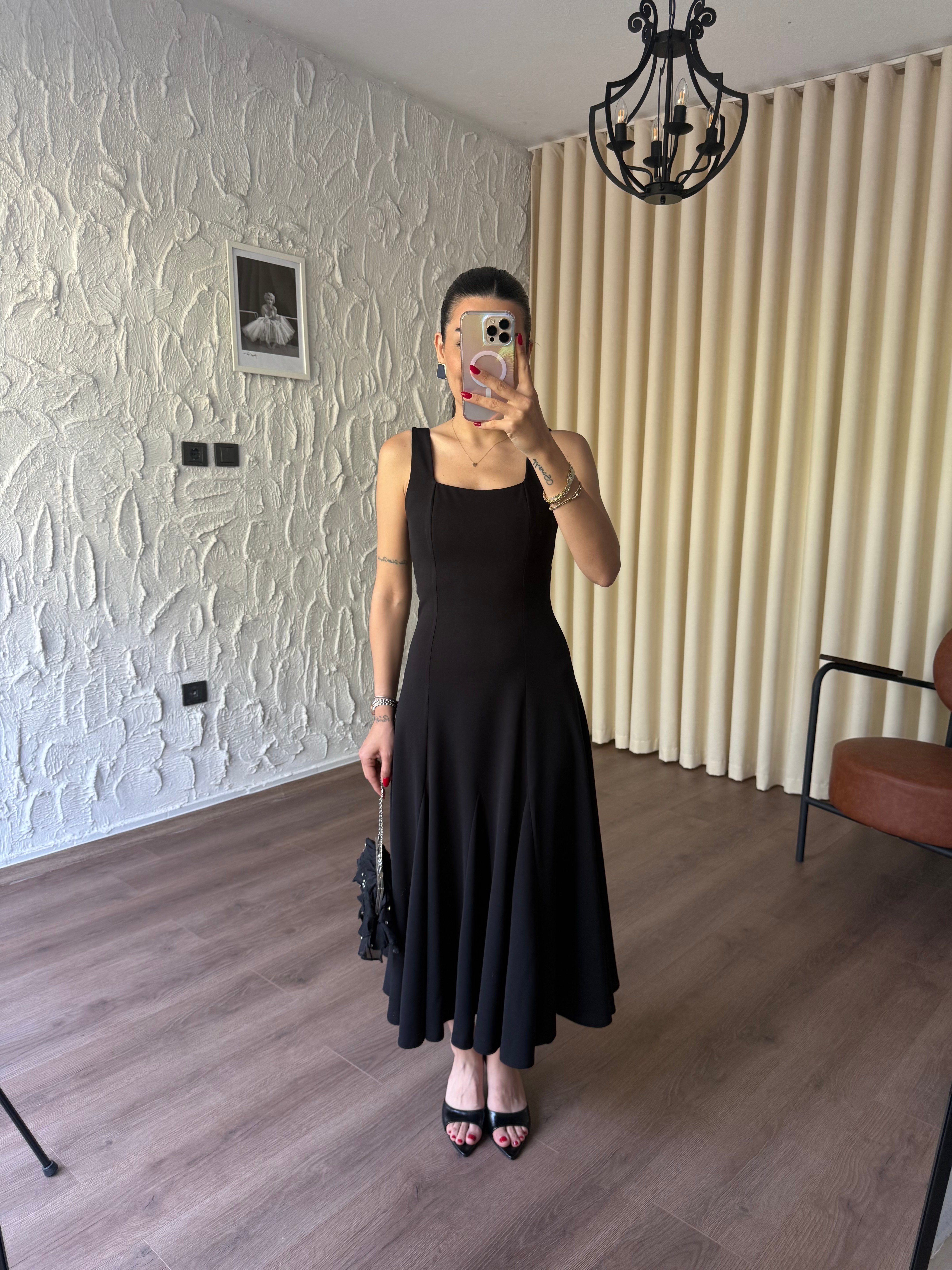 Kare Yaka Godeli Siyah Çan Elbise