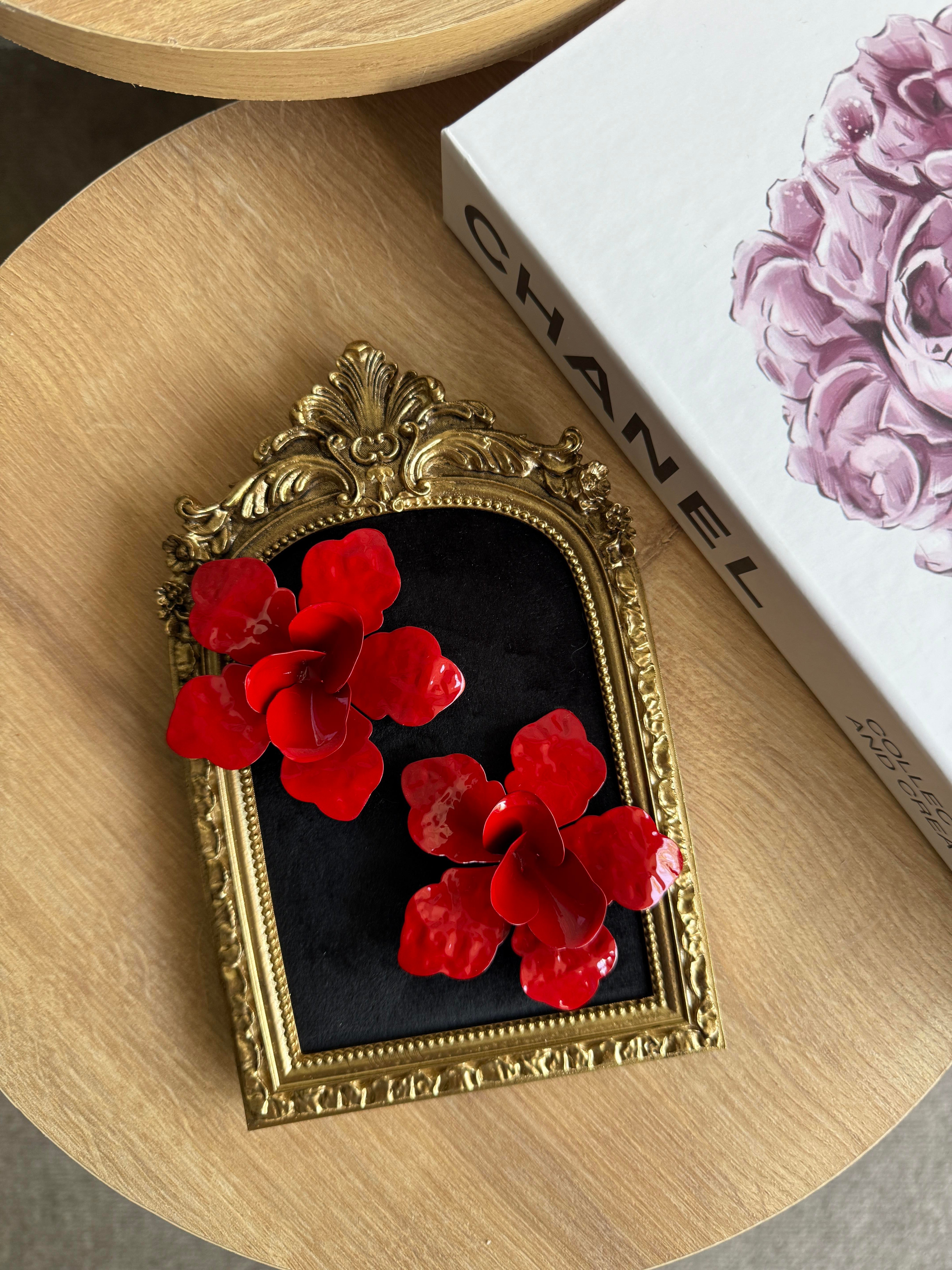 Kırmızı Marka Model Çiçek Küpe