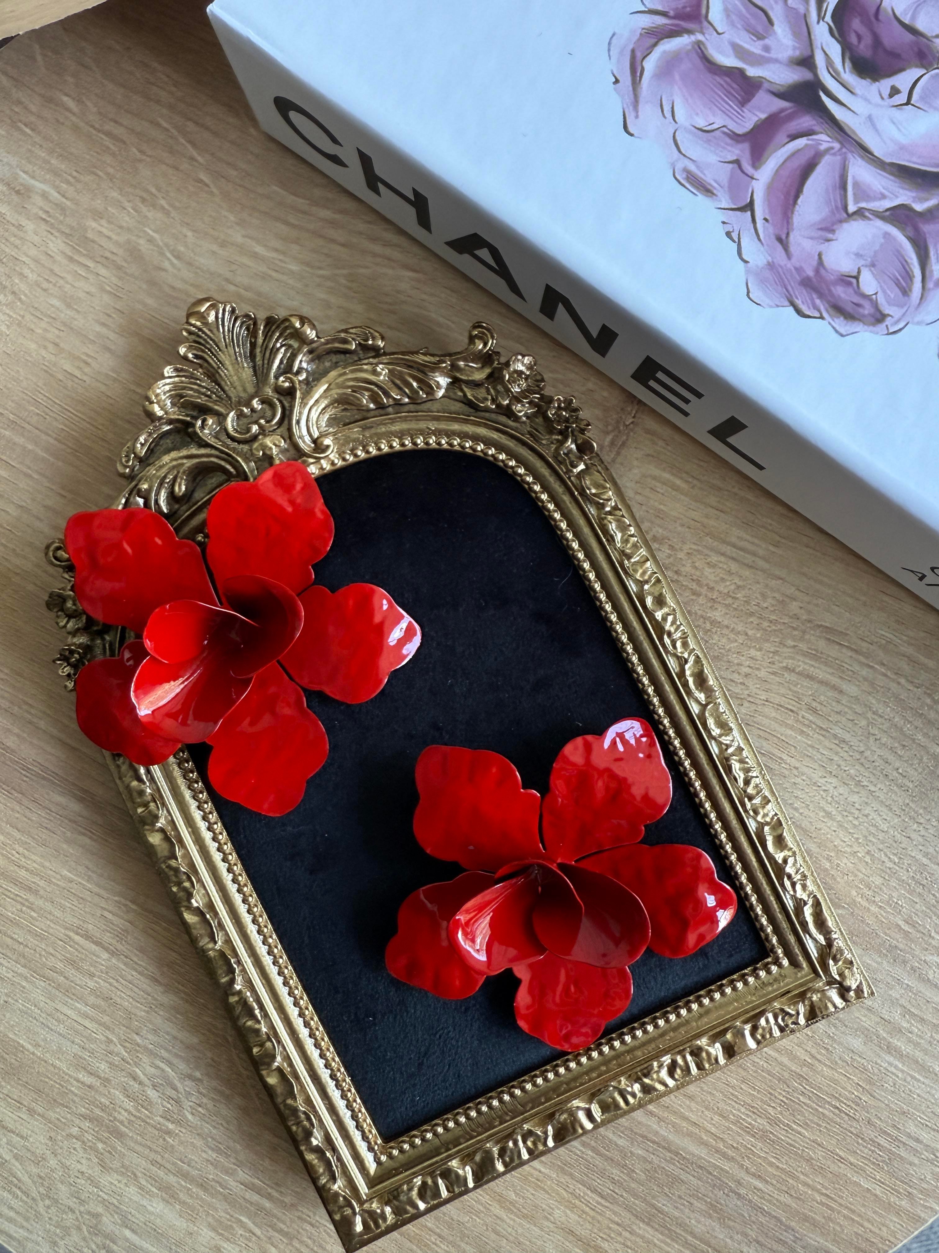 Kırmızı Marka Model Çiçek Küpe