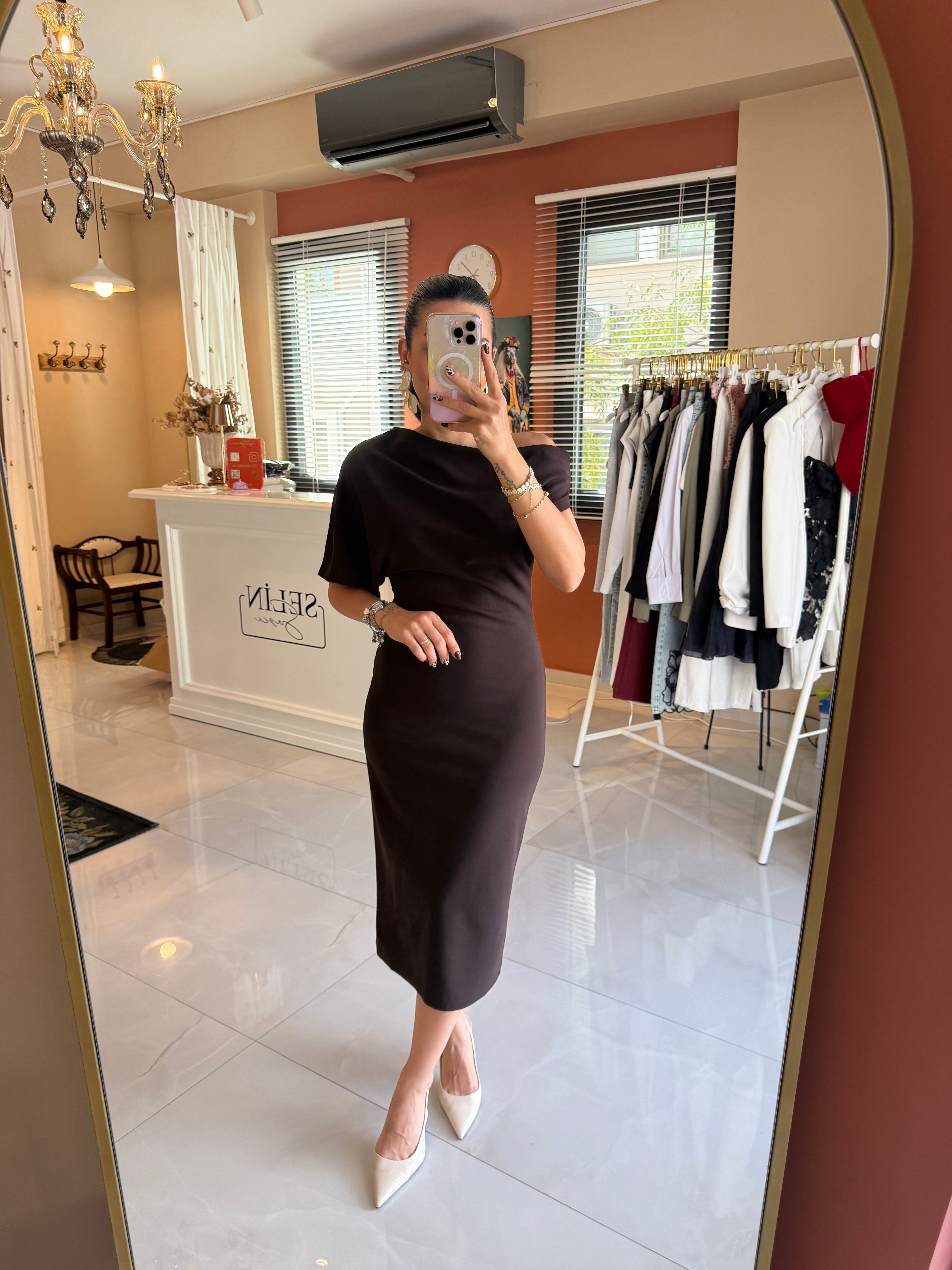 Omzu Açık Midi Kahve Elbise