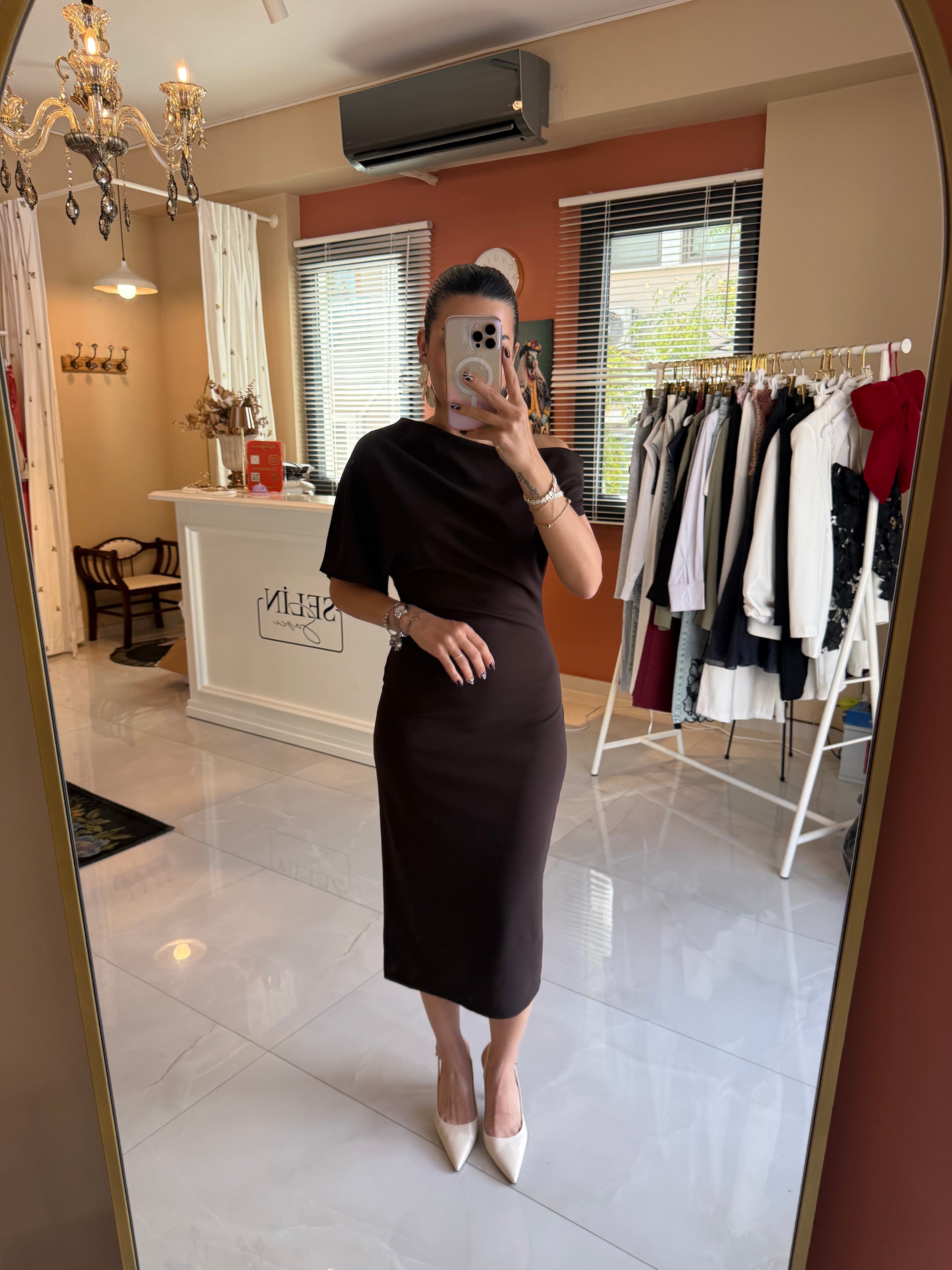 Omzu Açık Midi Kahve Elbise
