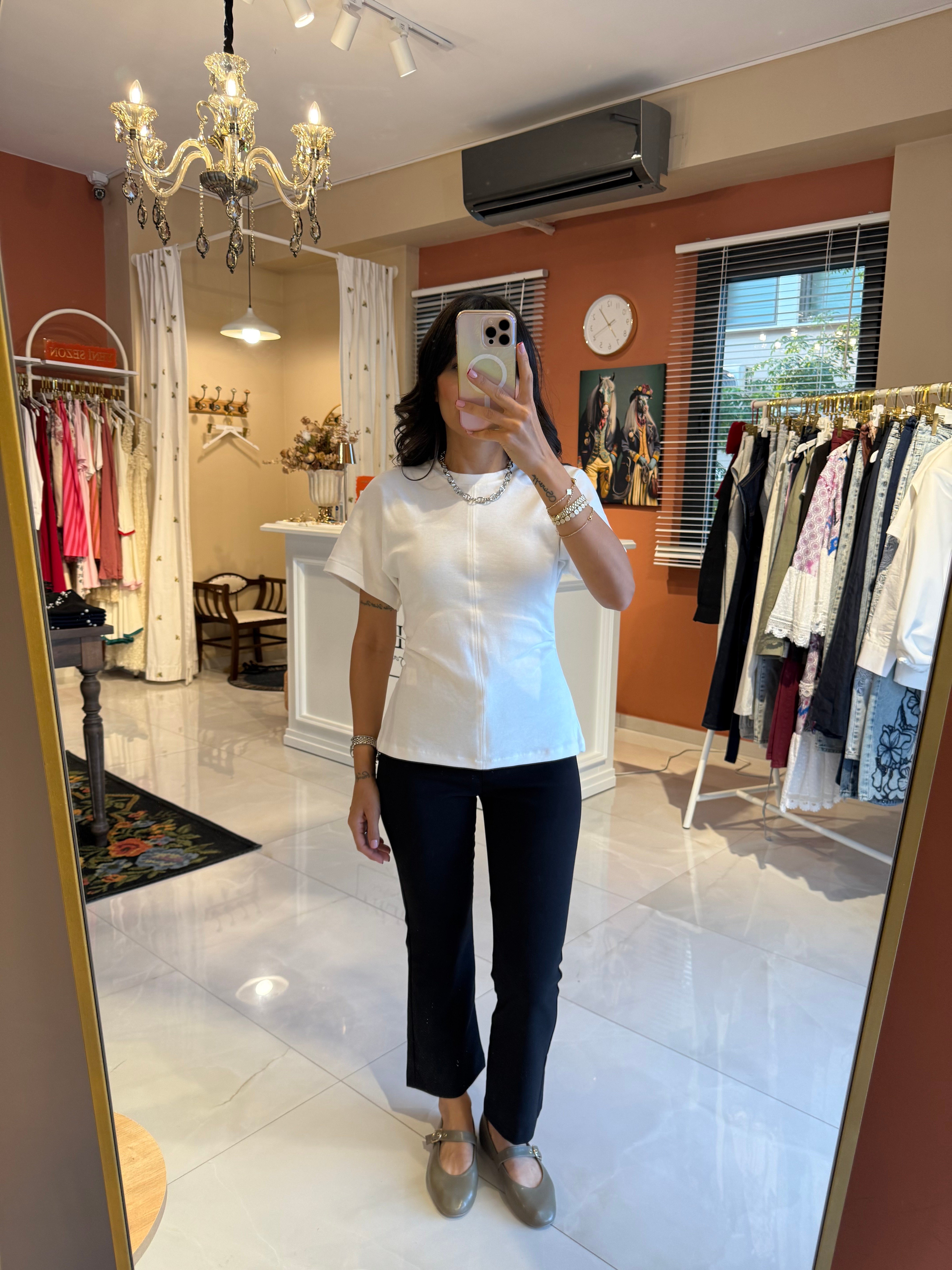Önden Dikişli Beyaz Tshirt