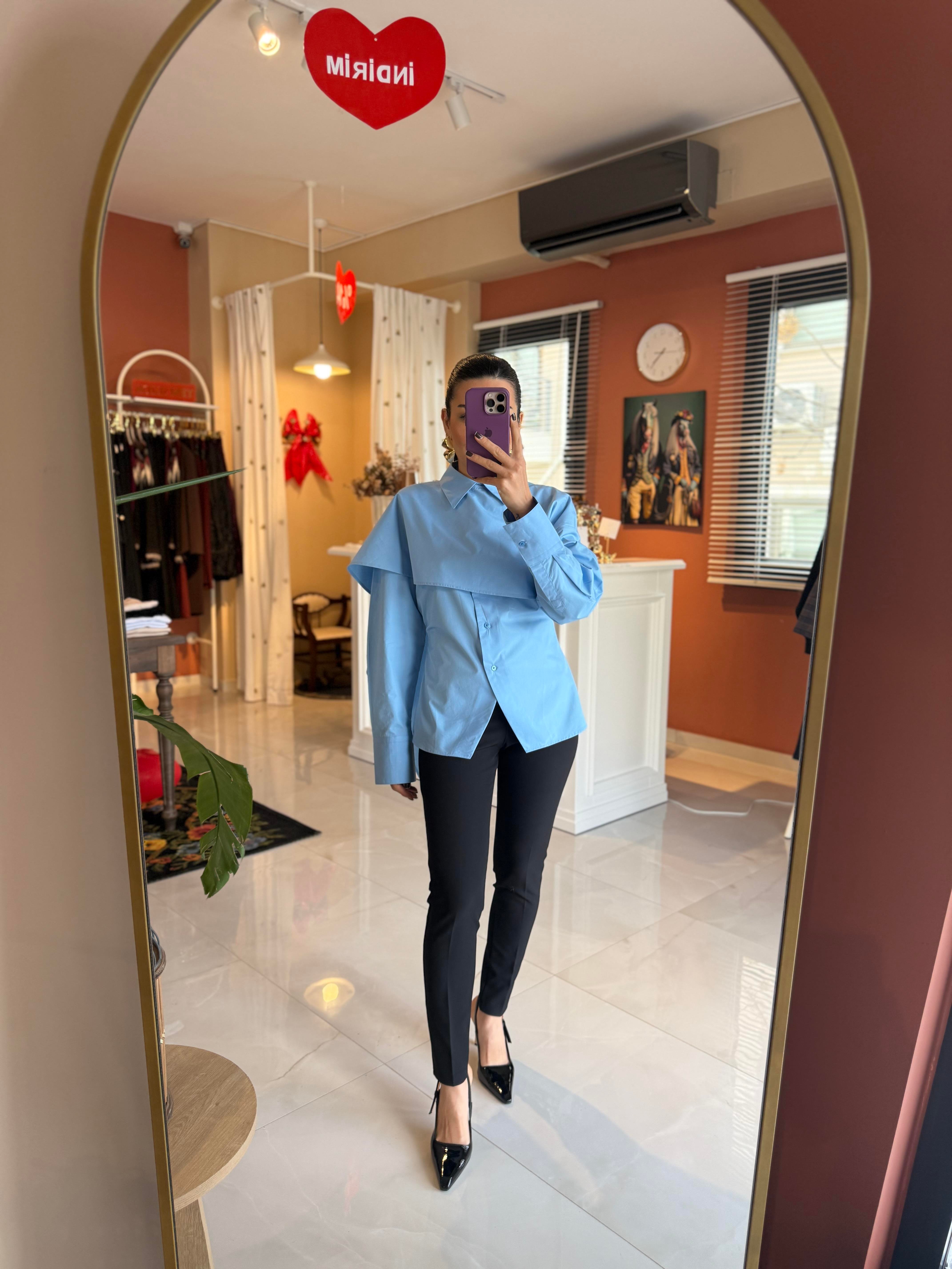 Pelerinli Mavi Gömlek