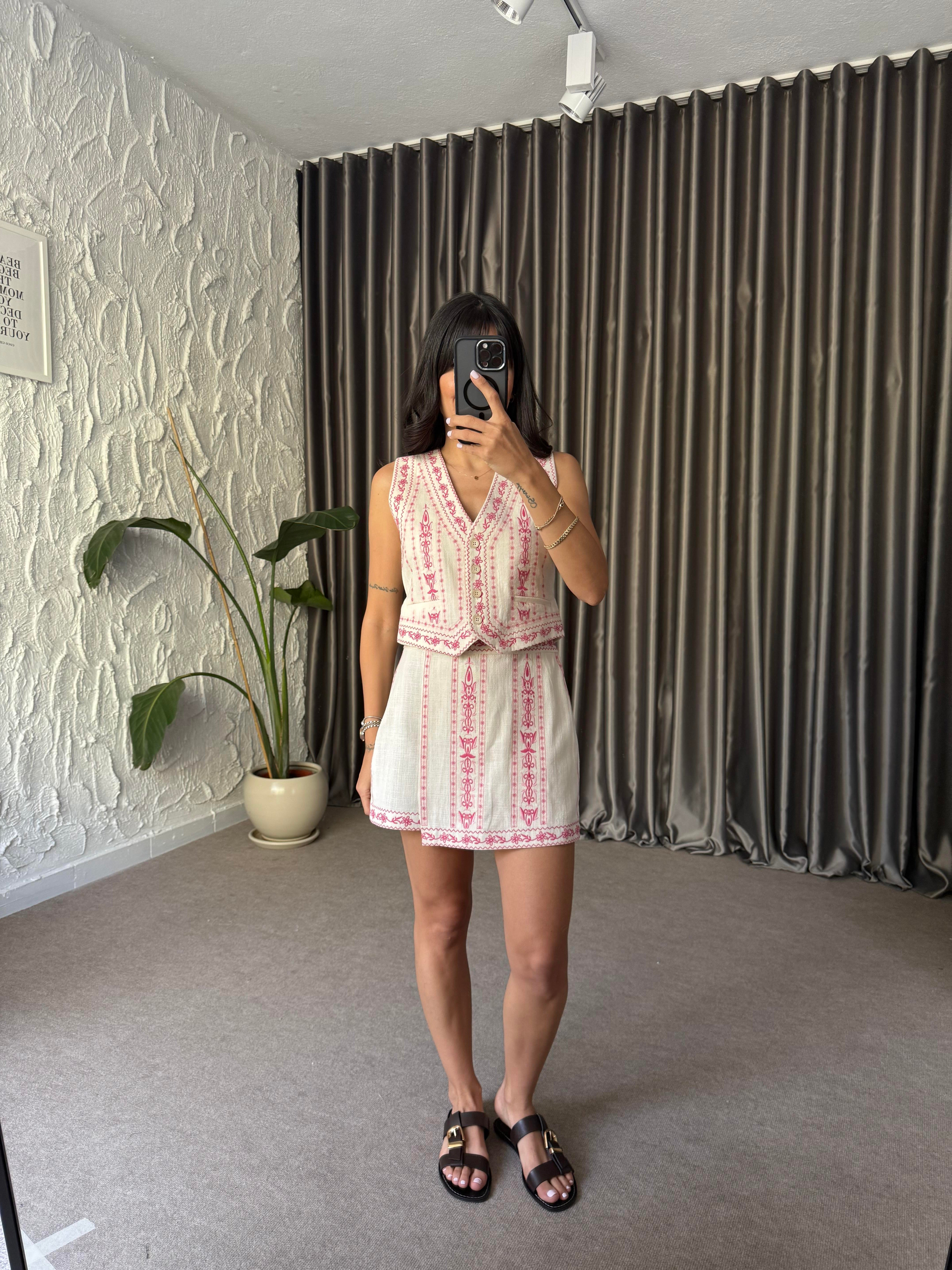 Pembe Nakış İşleme Yelek - Şort Etek