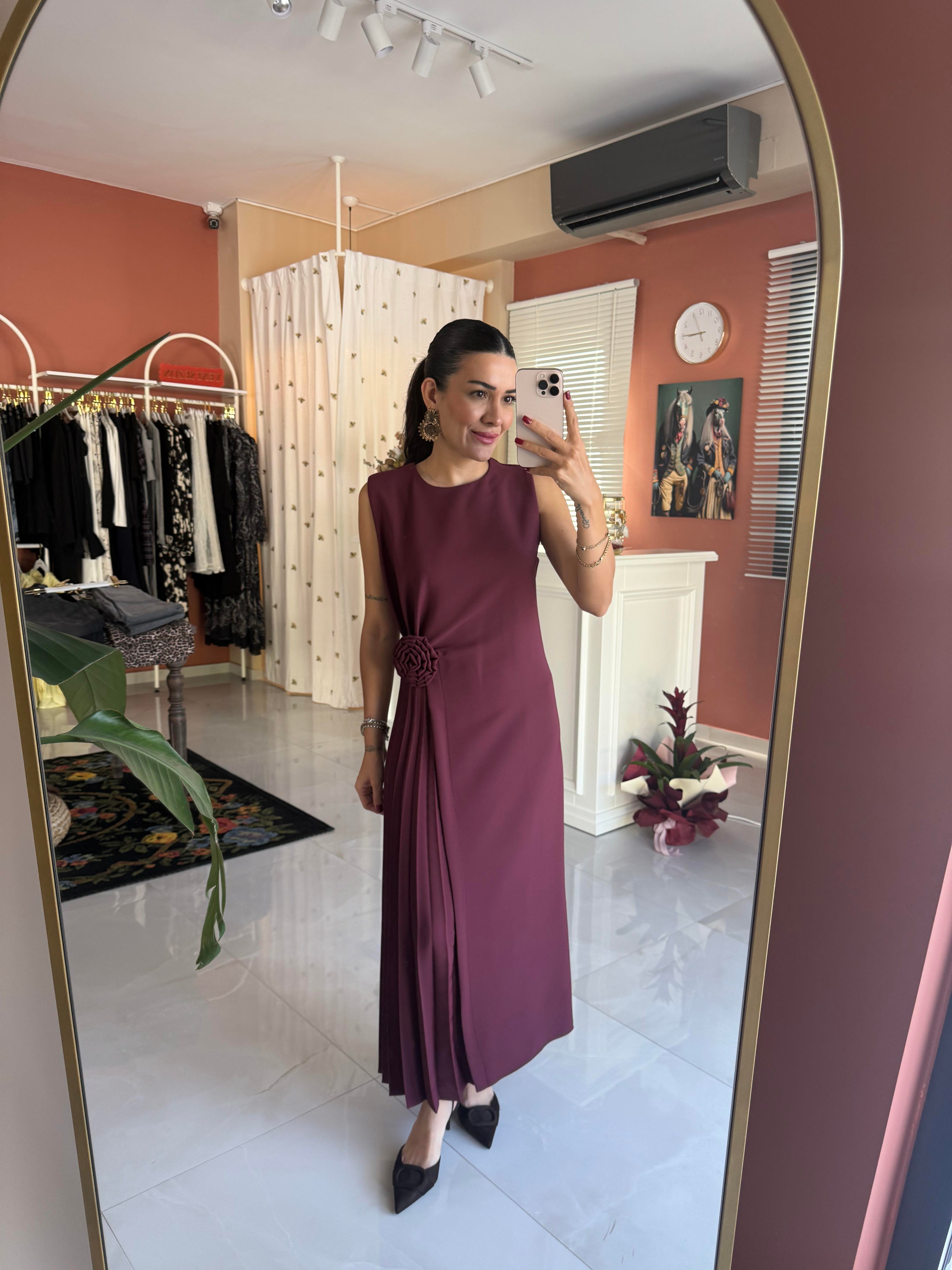 Piliseli Gül Broşlu Bordo Elbise