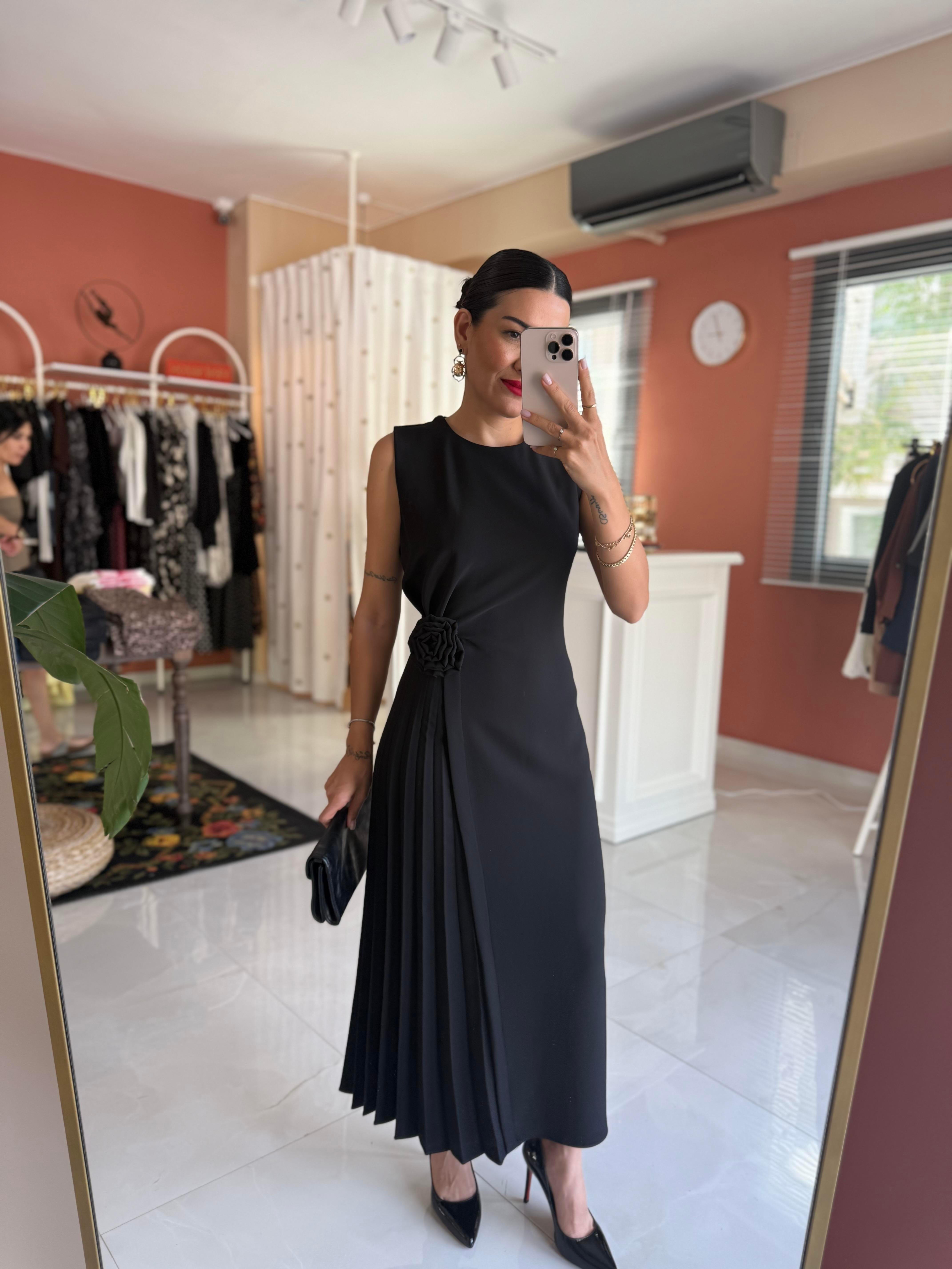 Piliseli Gül Broşlu Siyah Elbise