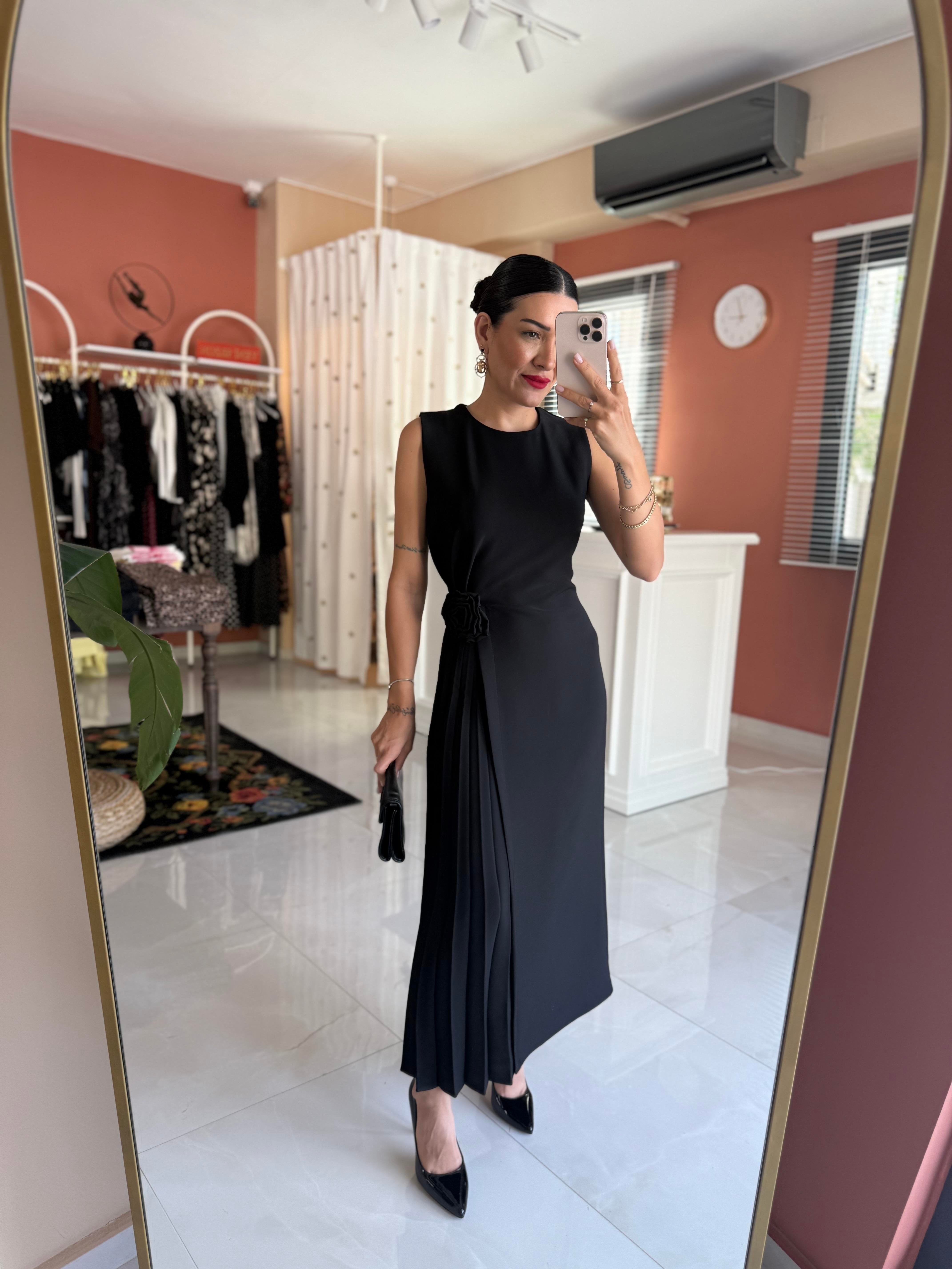 Piliseli Gül Broşlu Siyah Elbise