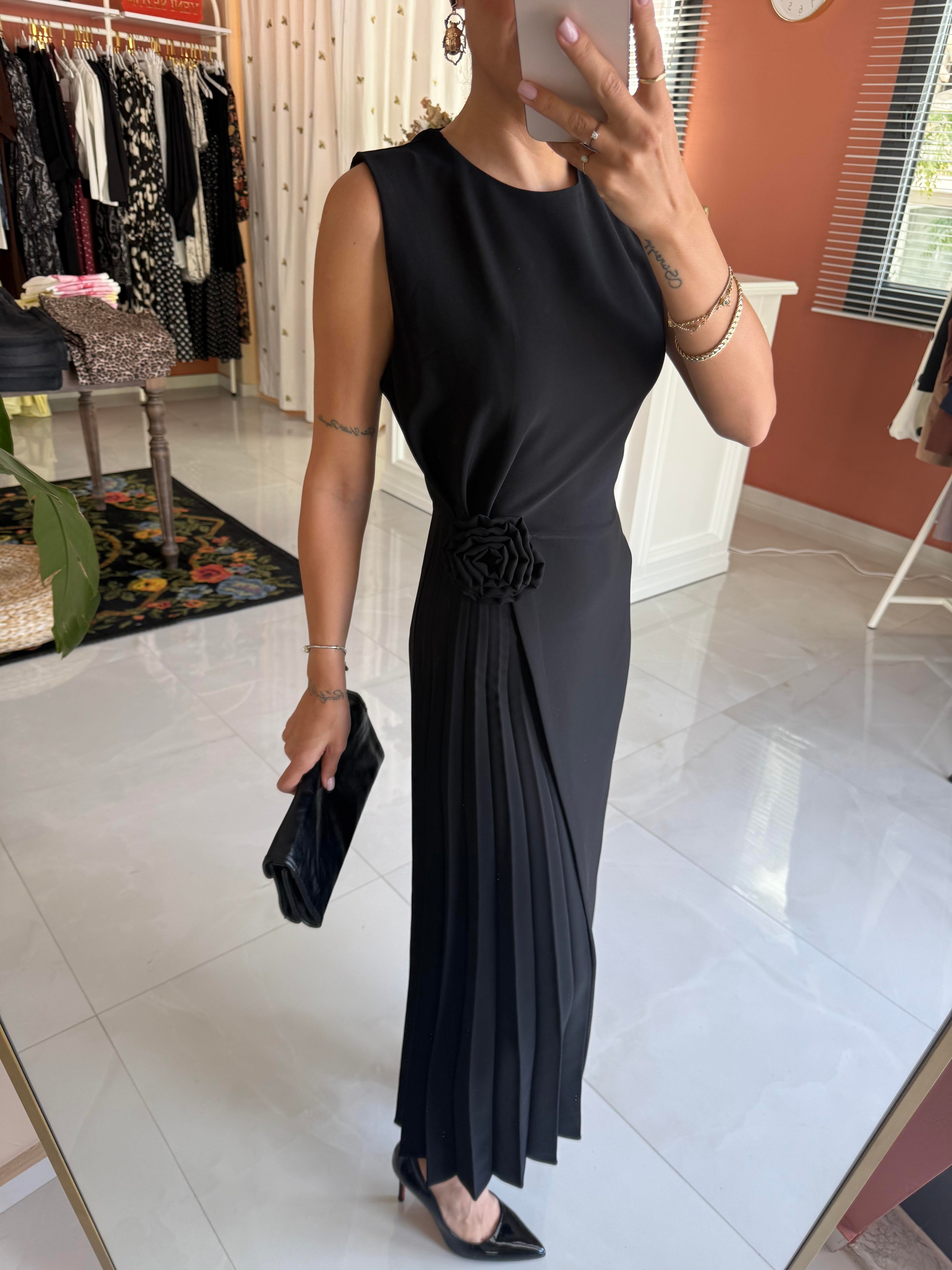 Piliseli Gül Broşlu Siyah Elbise