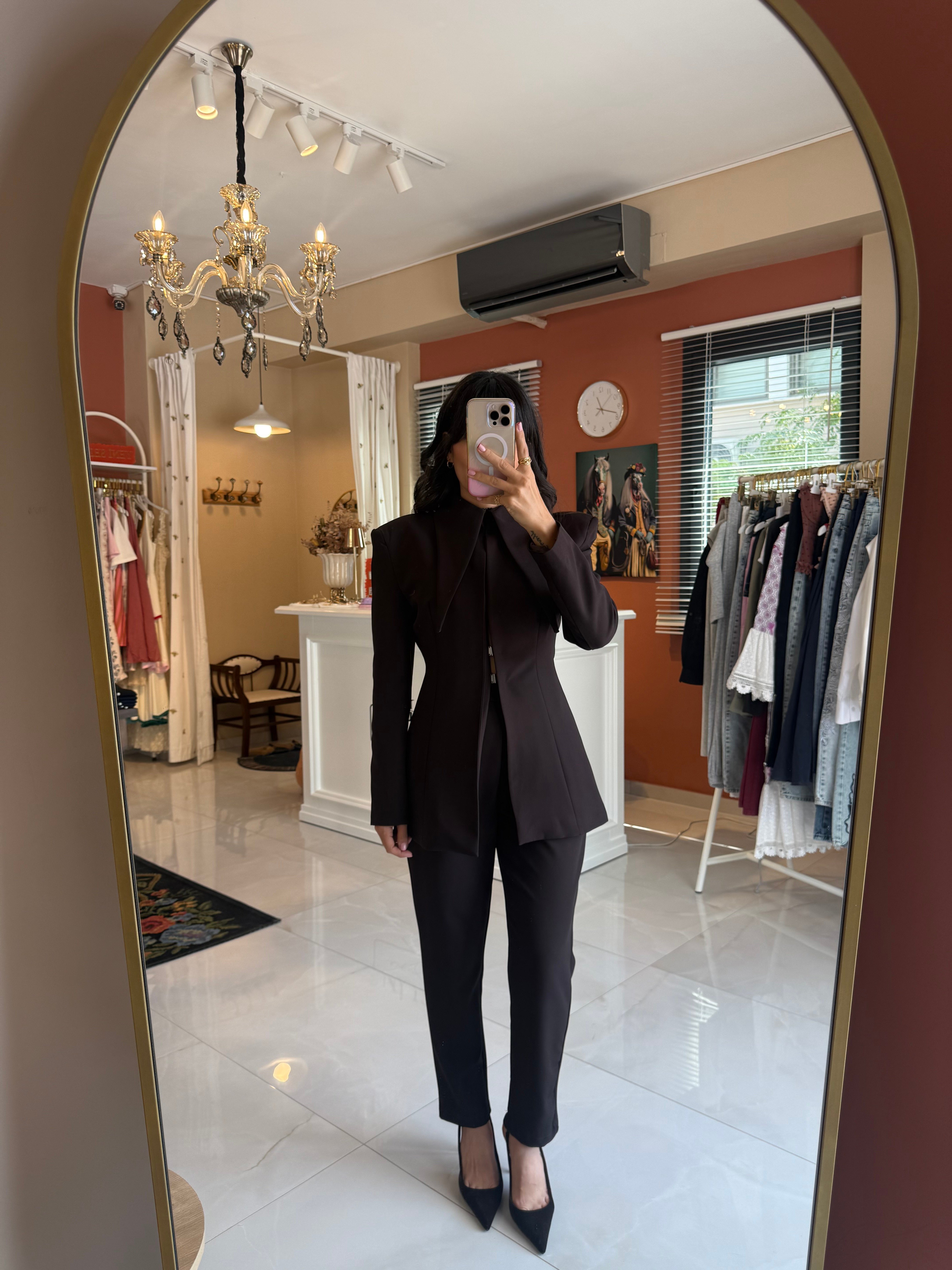 Sivri Yaka Belden Oturtmalı Kahve Takım