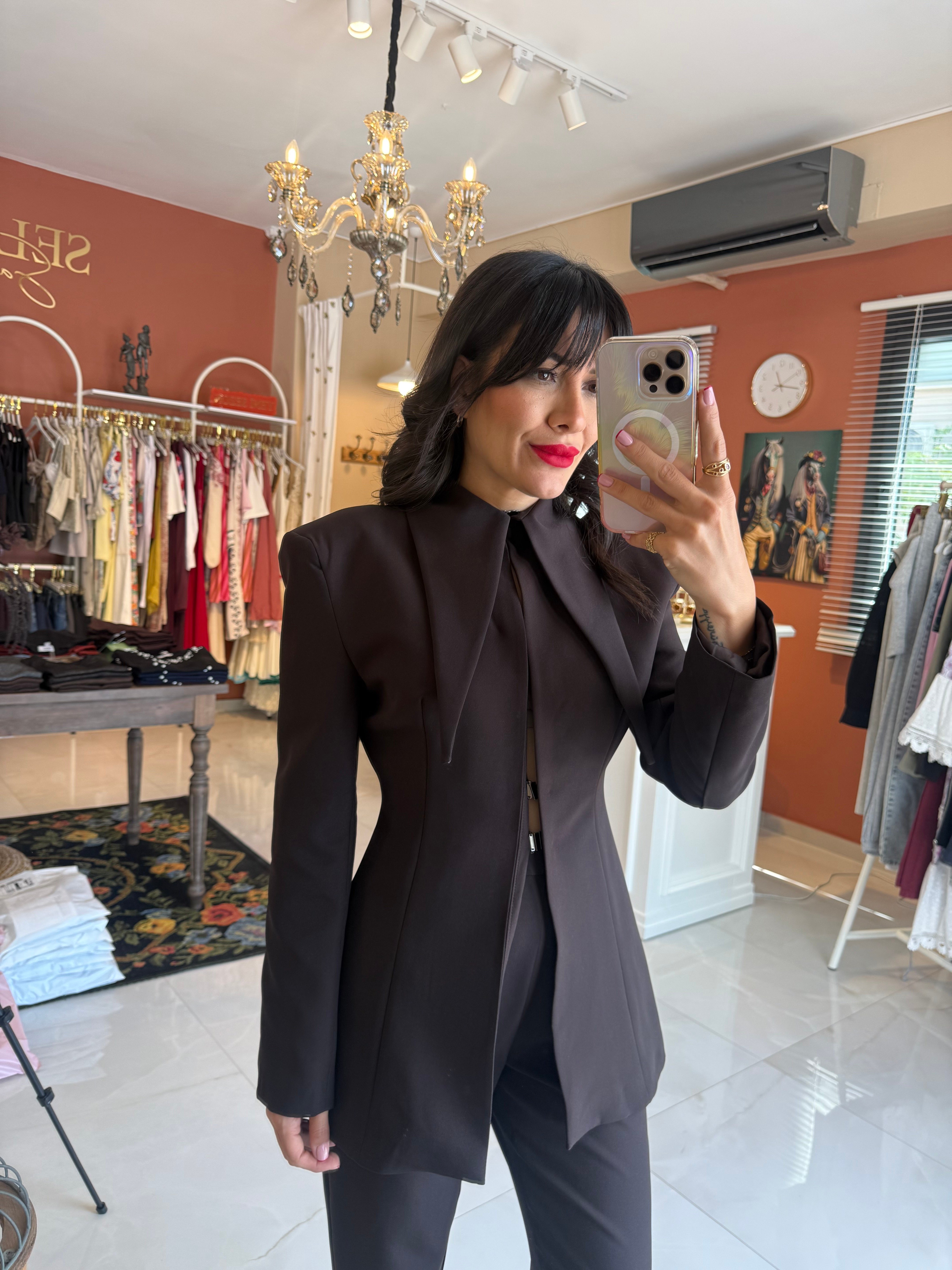 Sivri Yaka Belden Oturtmalı Kahve Takım