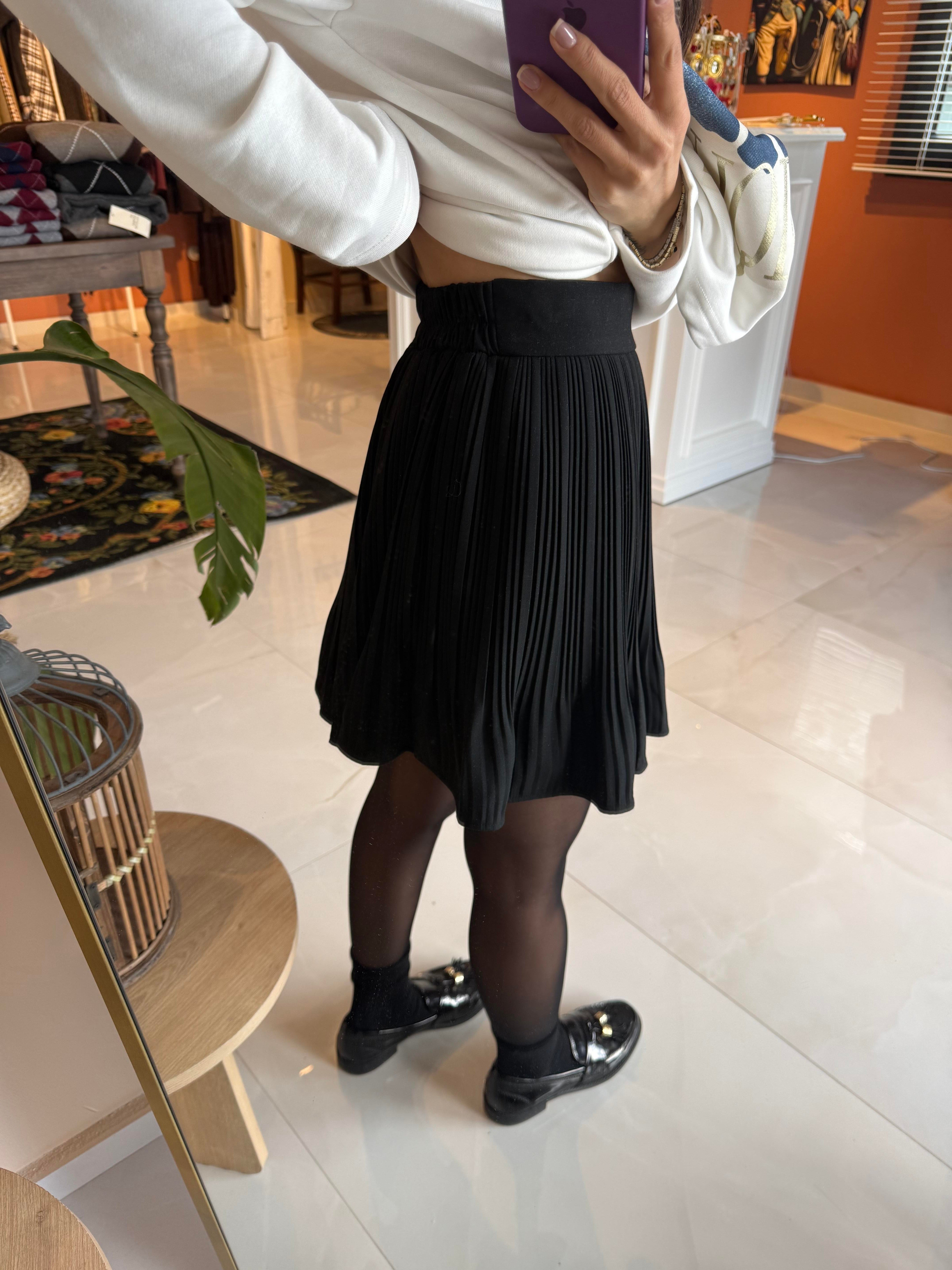 Siyah Astarlı Şortlu Piliseli Mini Etek