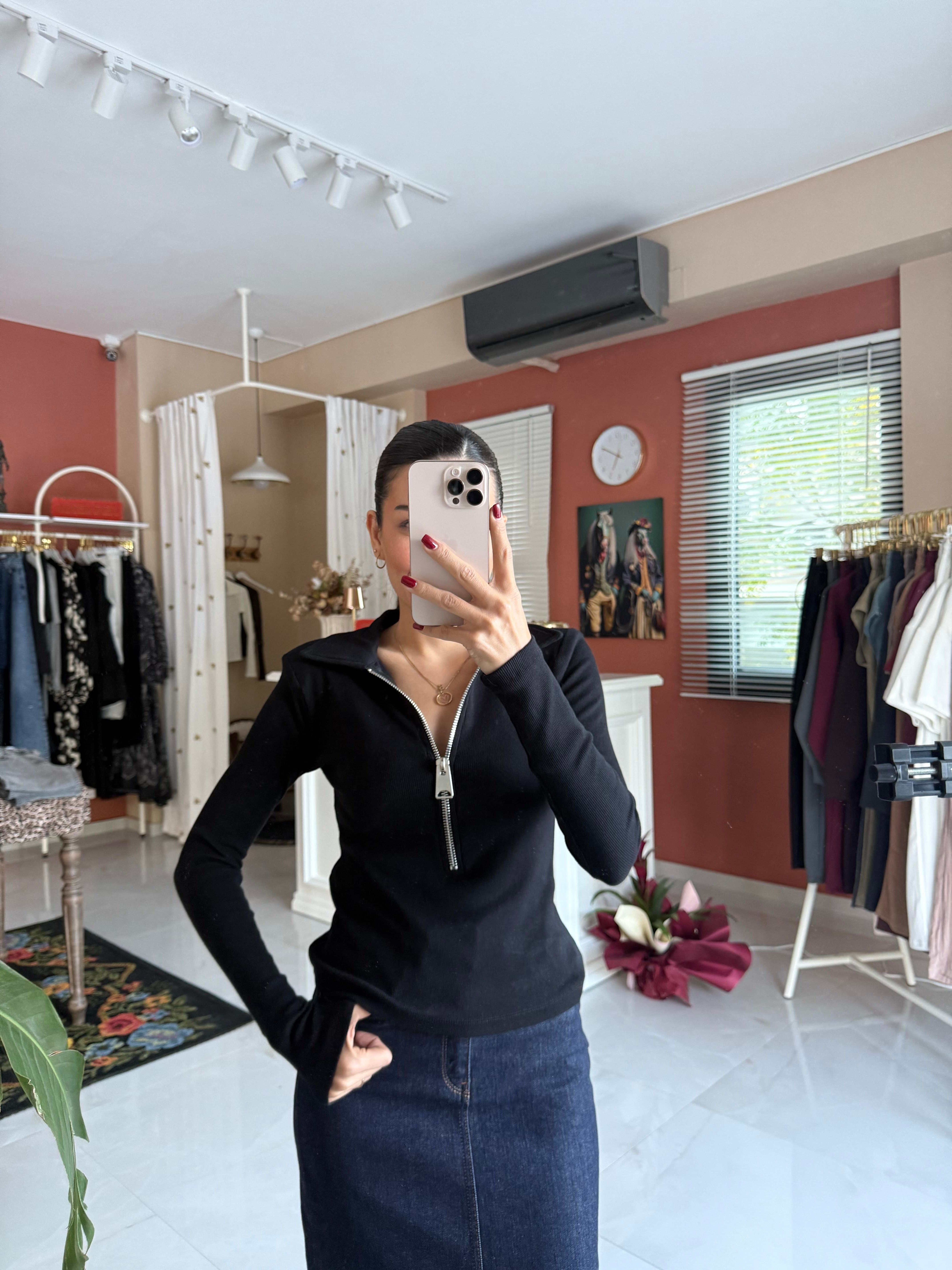 Siyah Fermuarlı Bluz