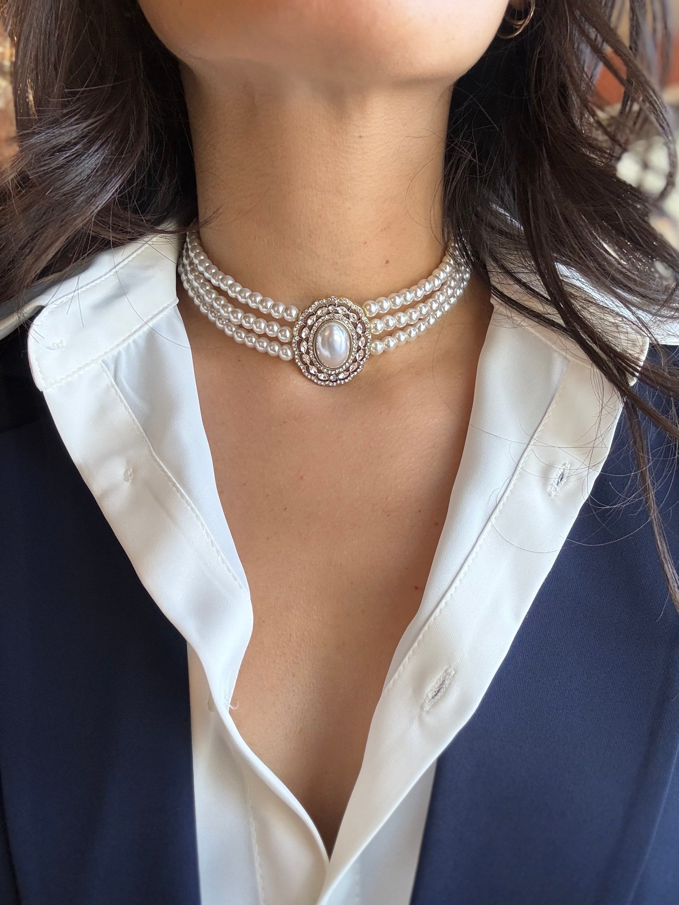 Üç Sıralı Oval Tokalı İnci Choker 
