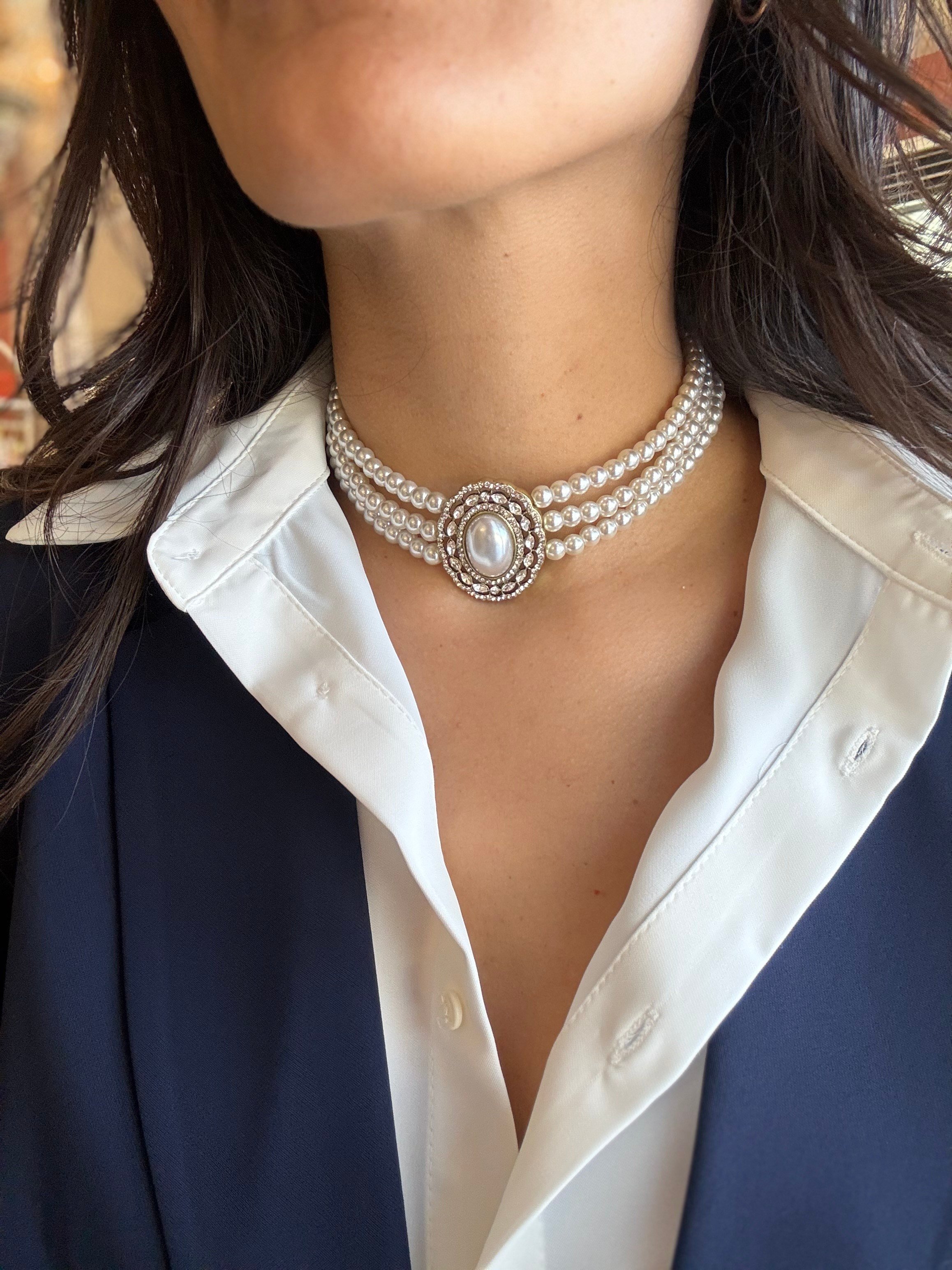 Üç Sıralı Oval Tokalı İnci Choker 