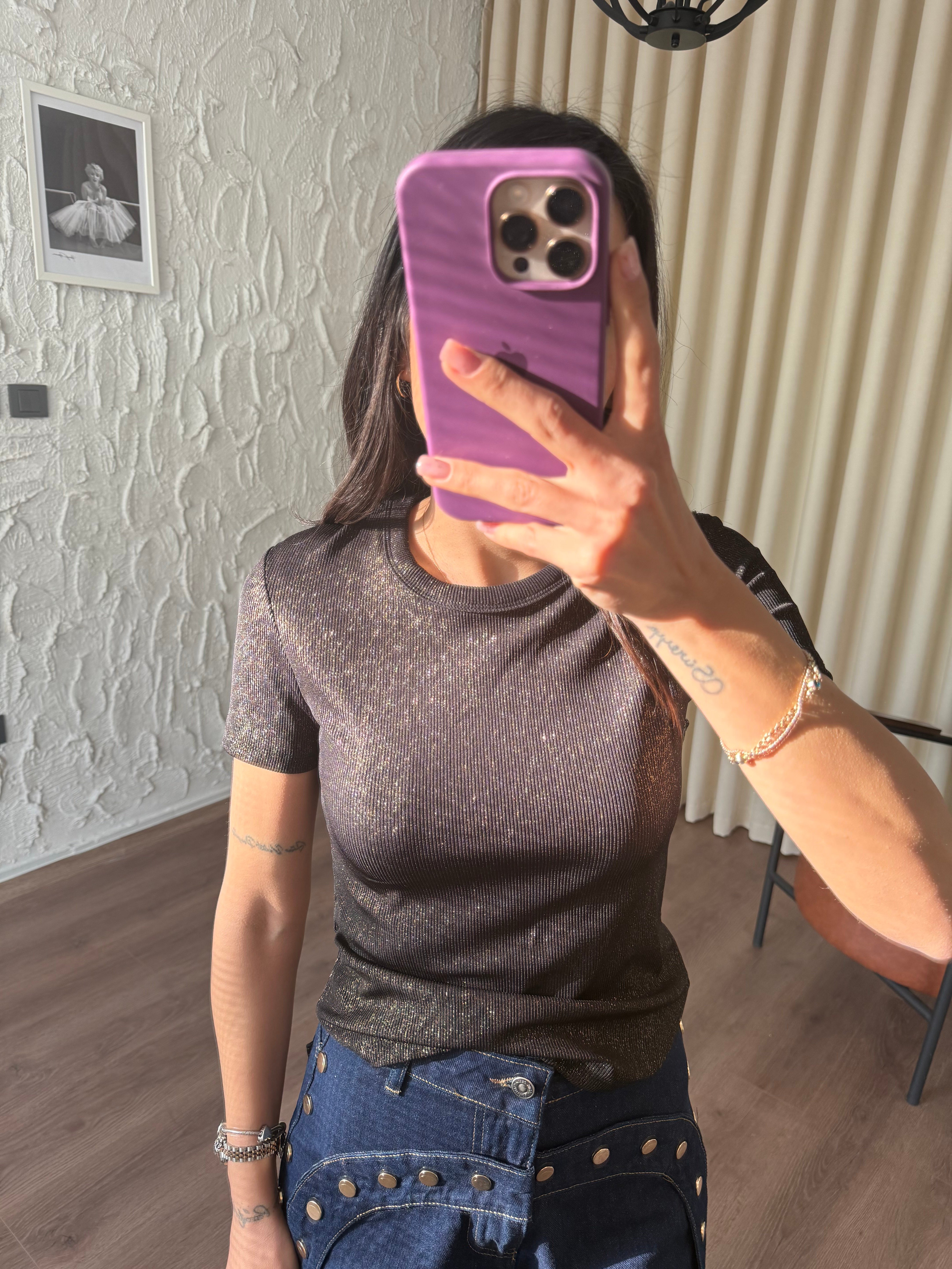 Varaklı Yaka Biyeli Siyah Tshirt