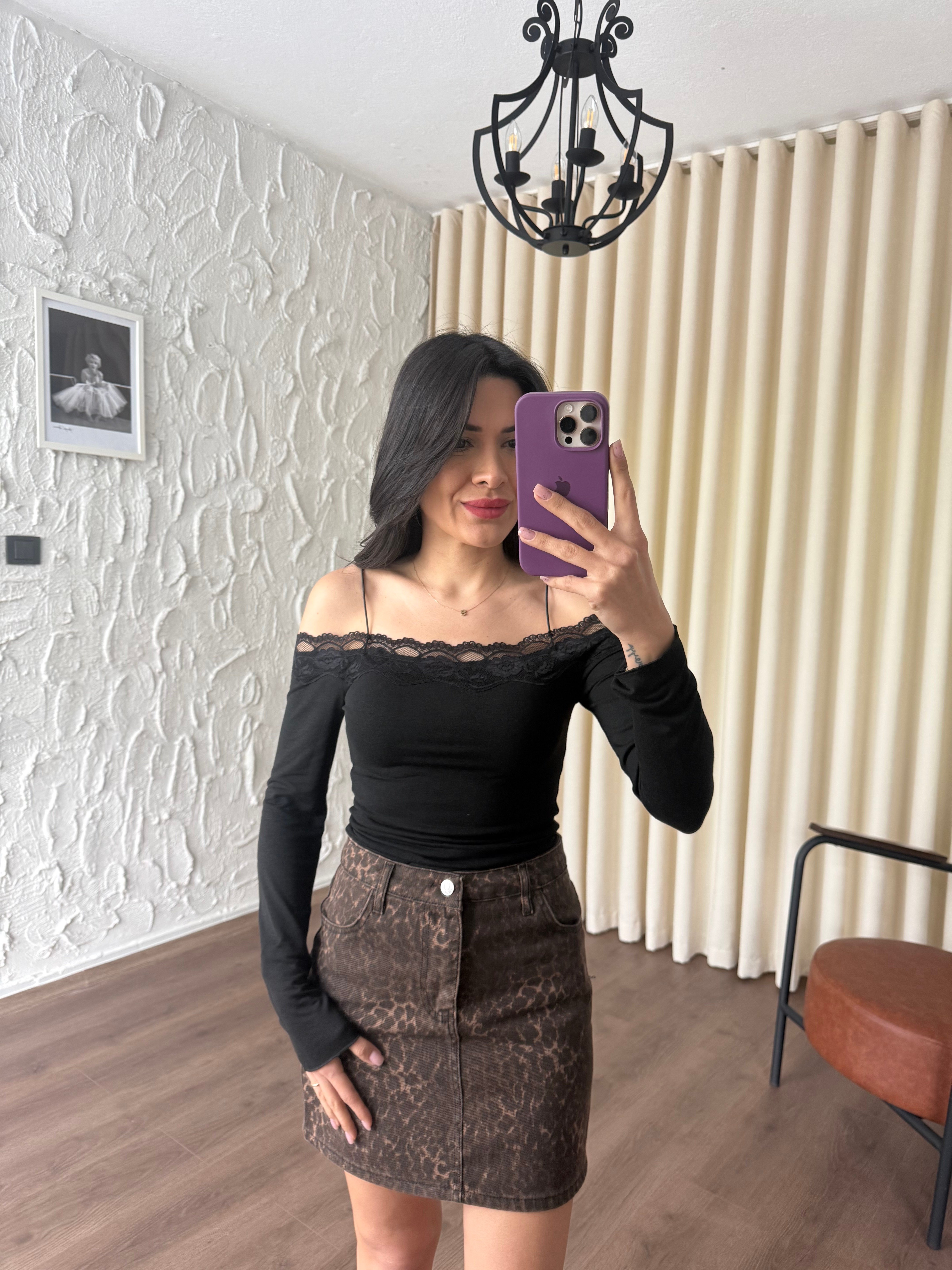 Yakası Dantelli Bluz