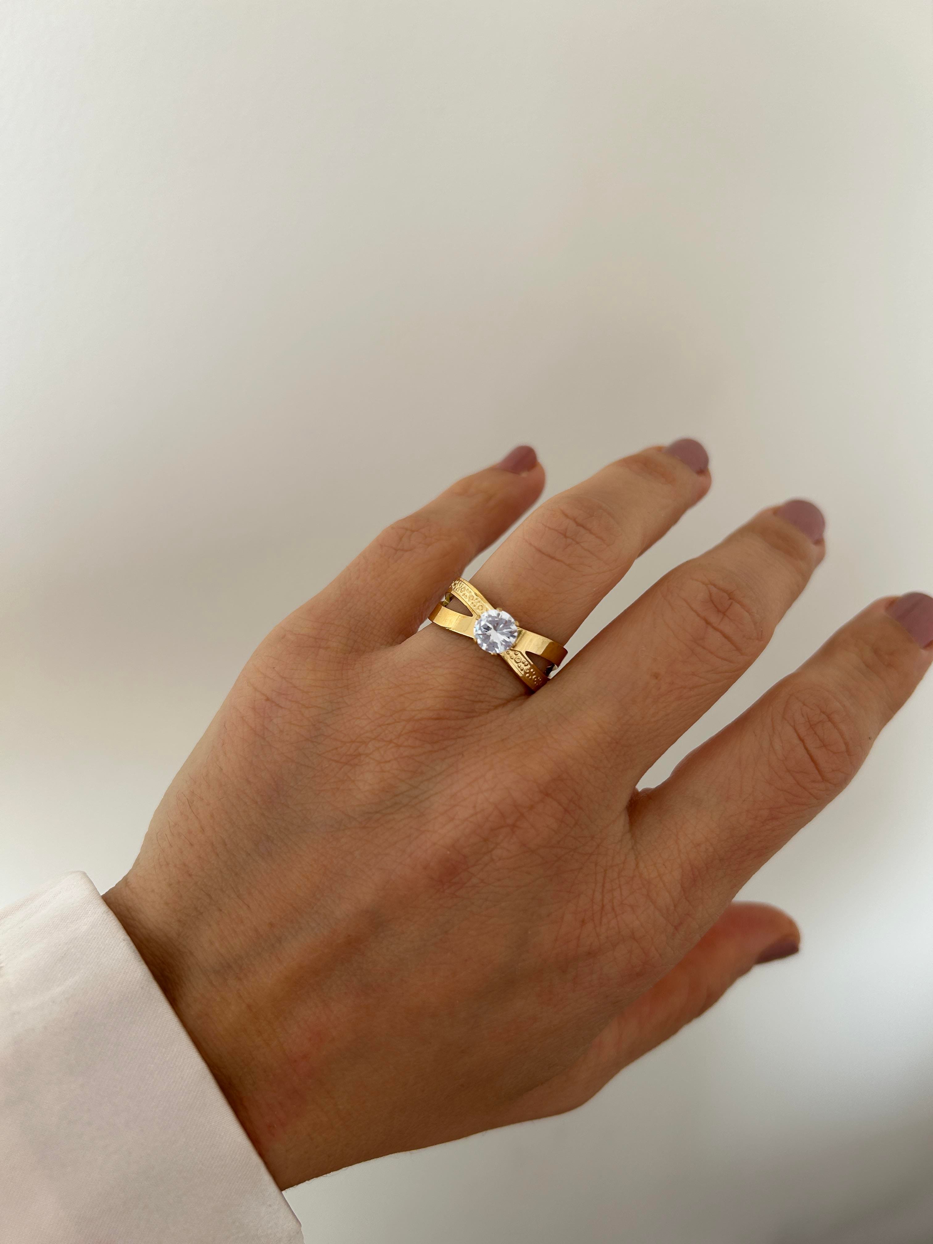 Çapraz model tek taş çelik yüzük