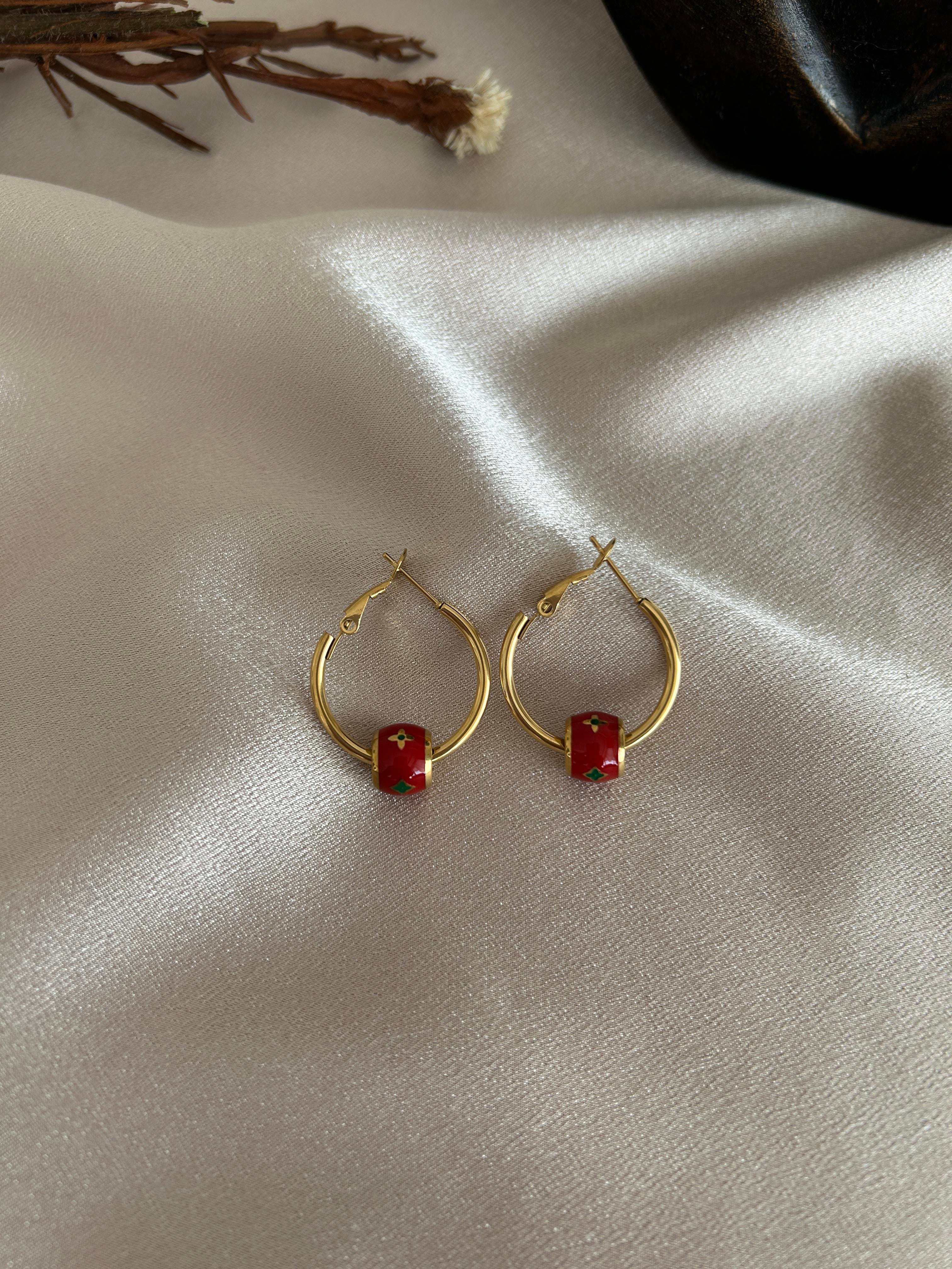 Charmlı halka model küpe  