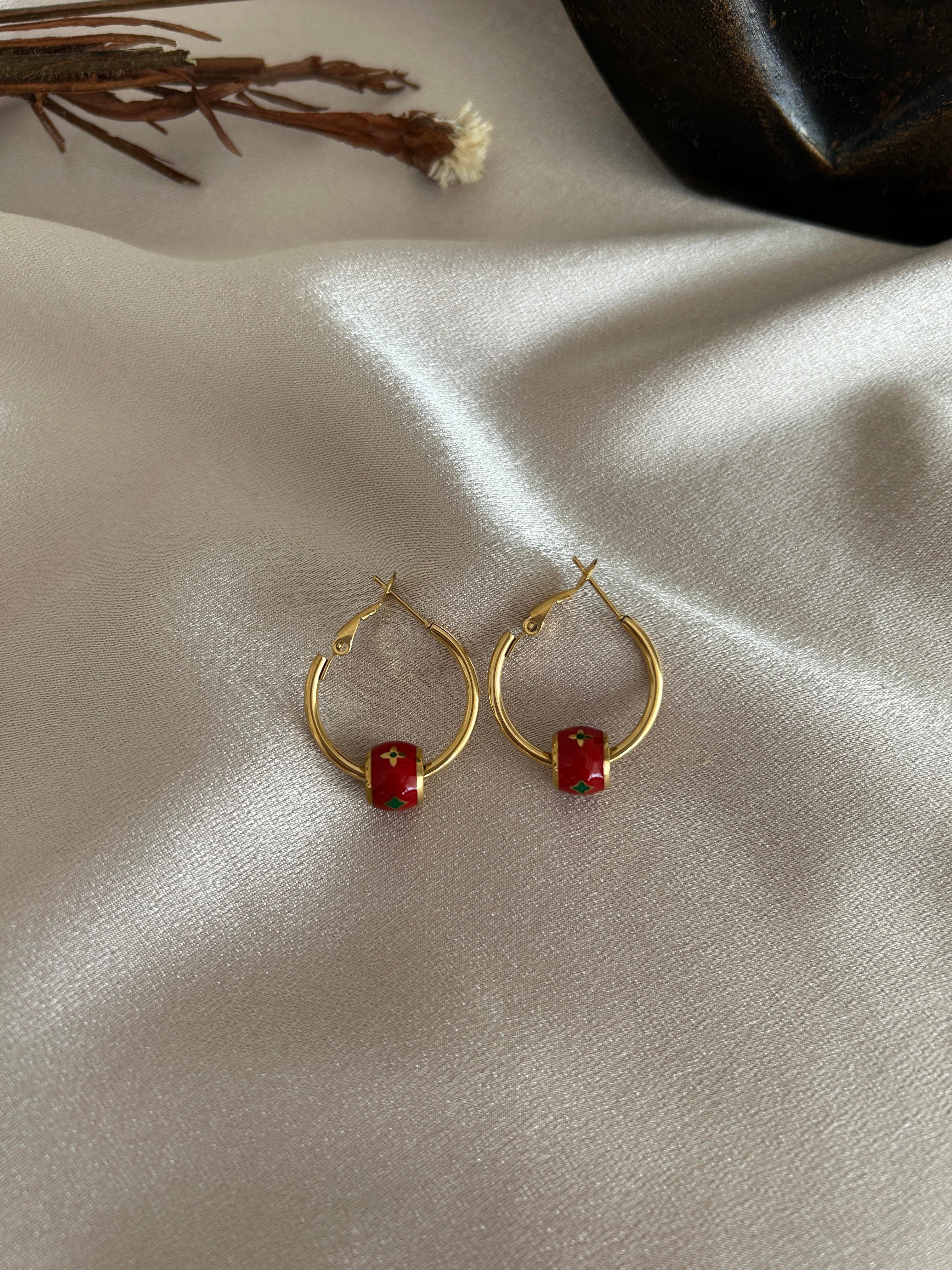 Charmlı halka model küpe  