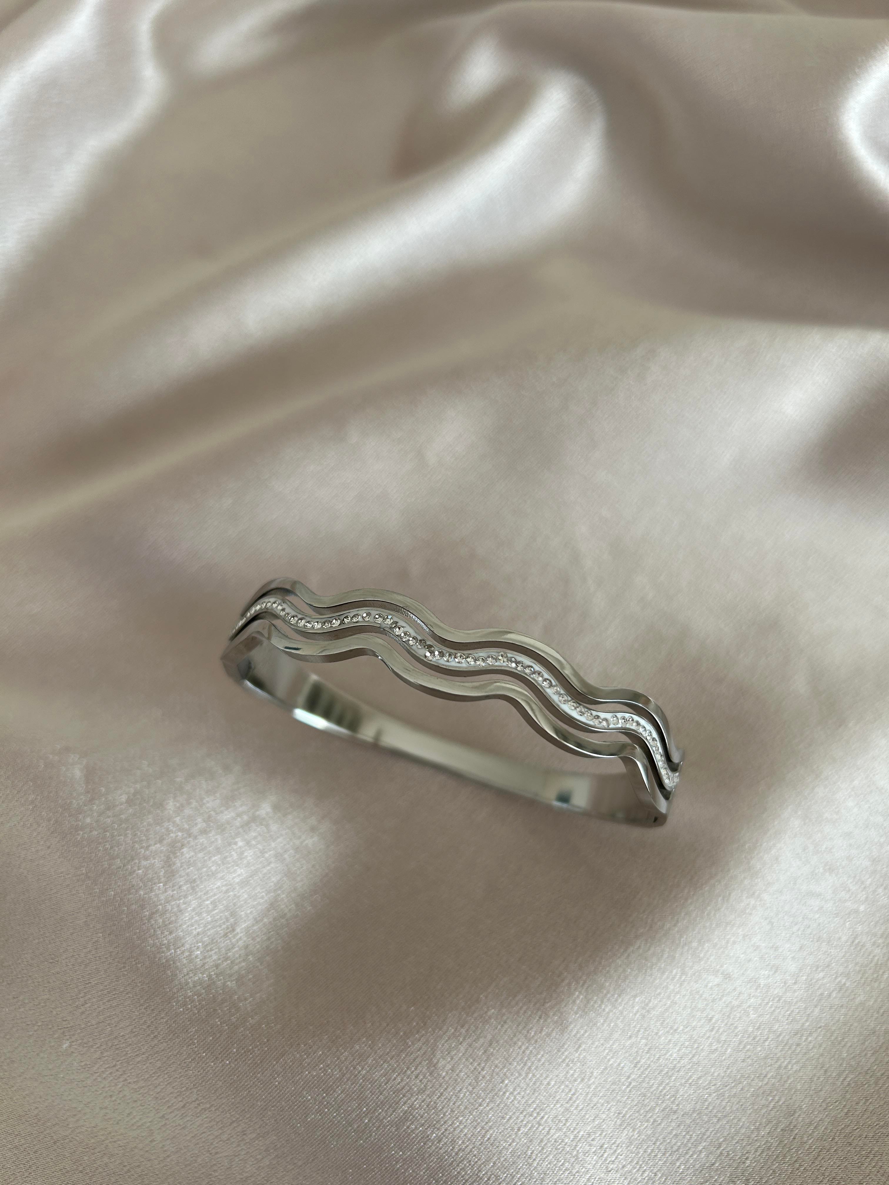 Dalgalı taşlı model gümüş kelepçe 