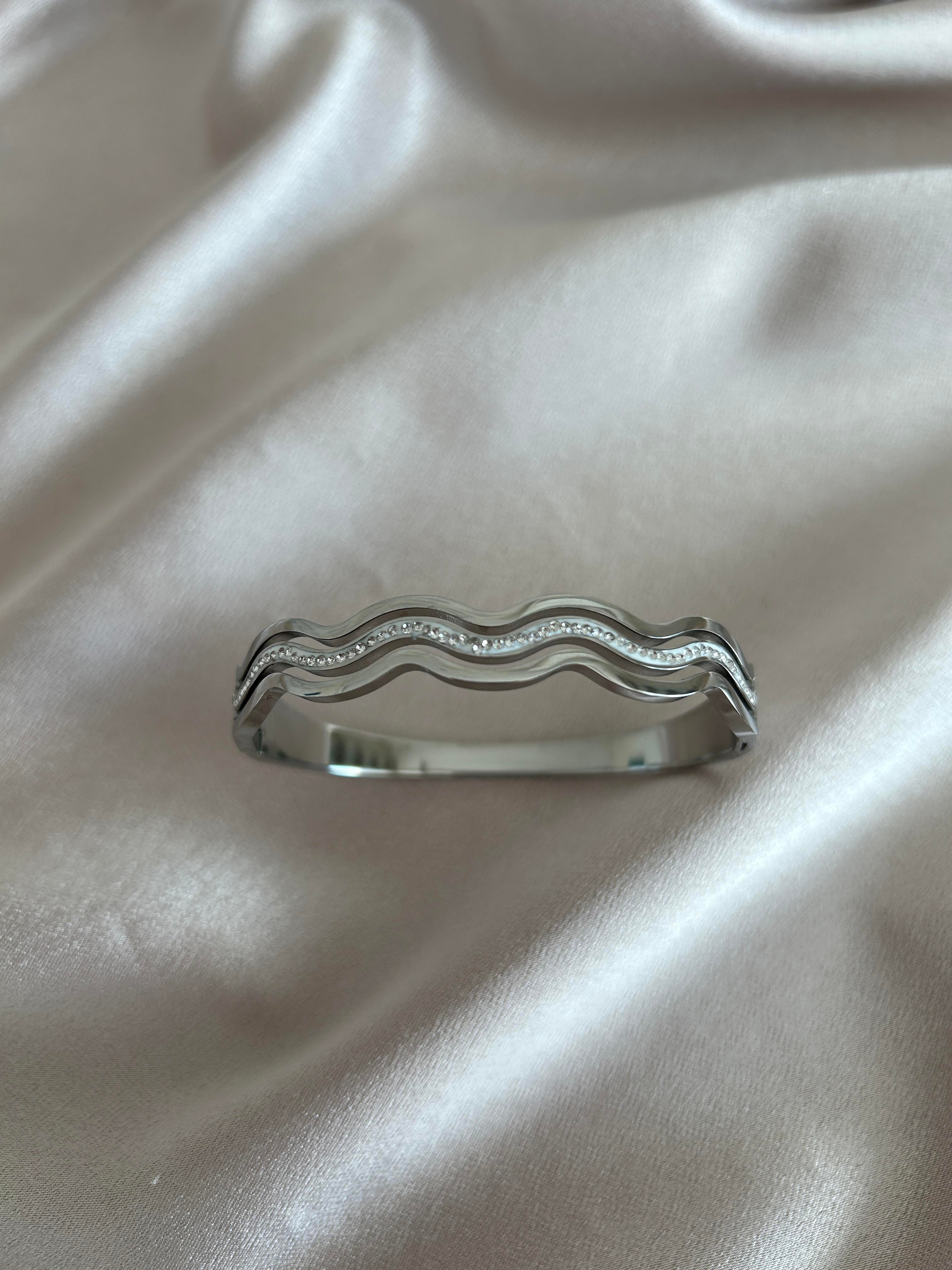 Dalgalı taşlı model gümüş kelepçe 