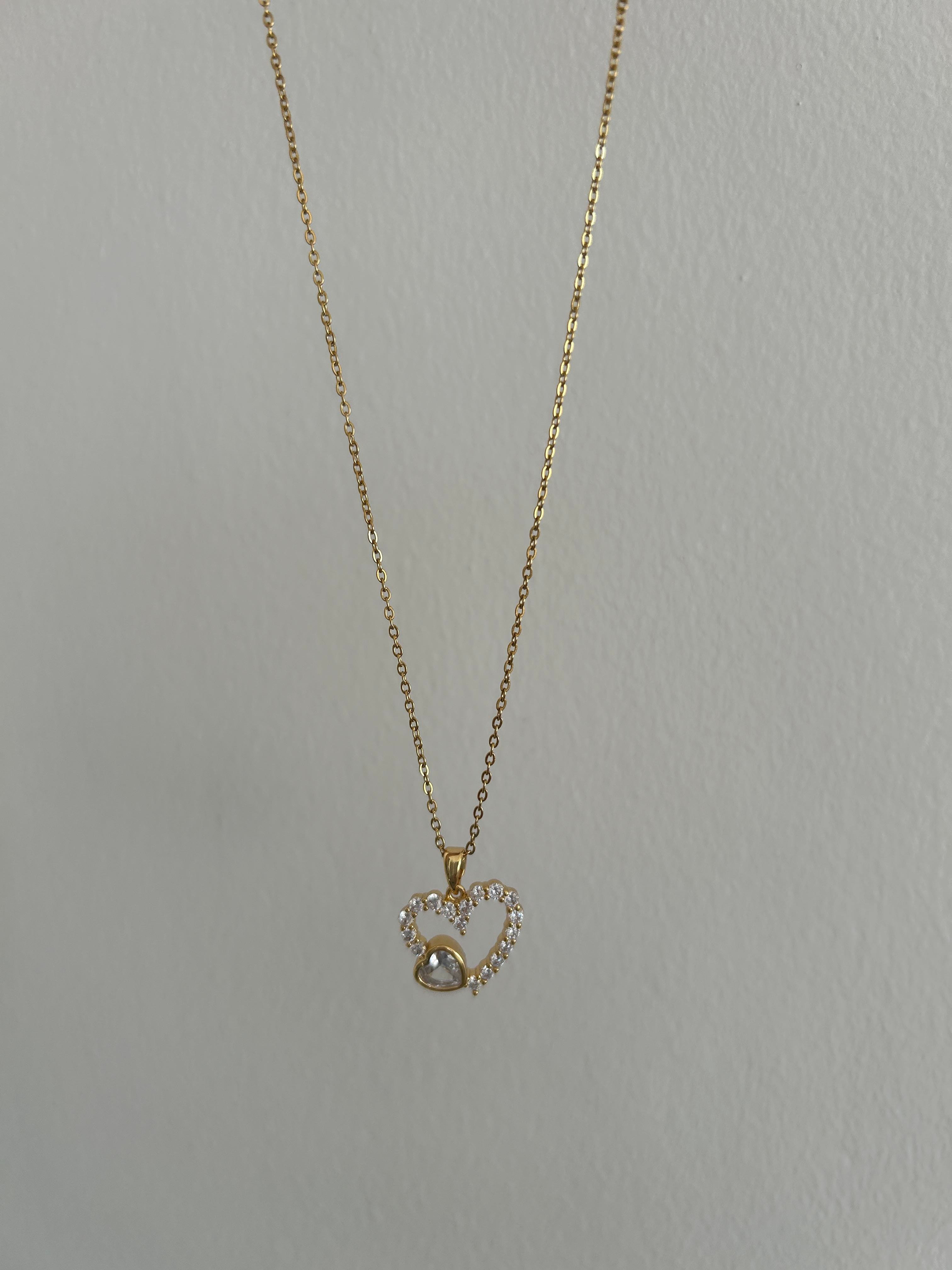 İç içe geçmeli kalpli model kolye 