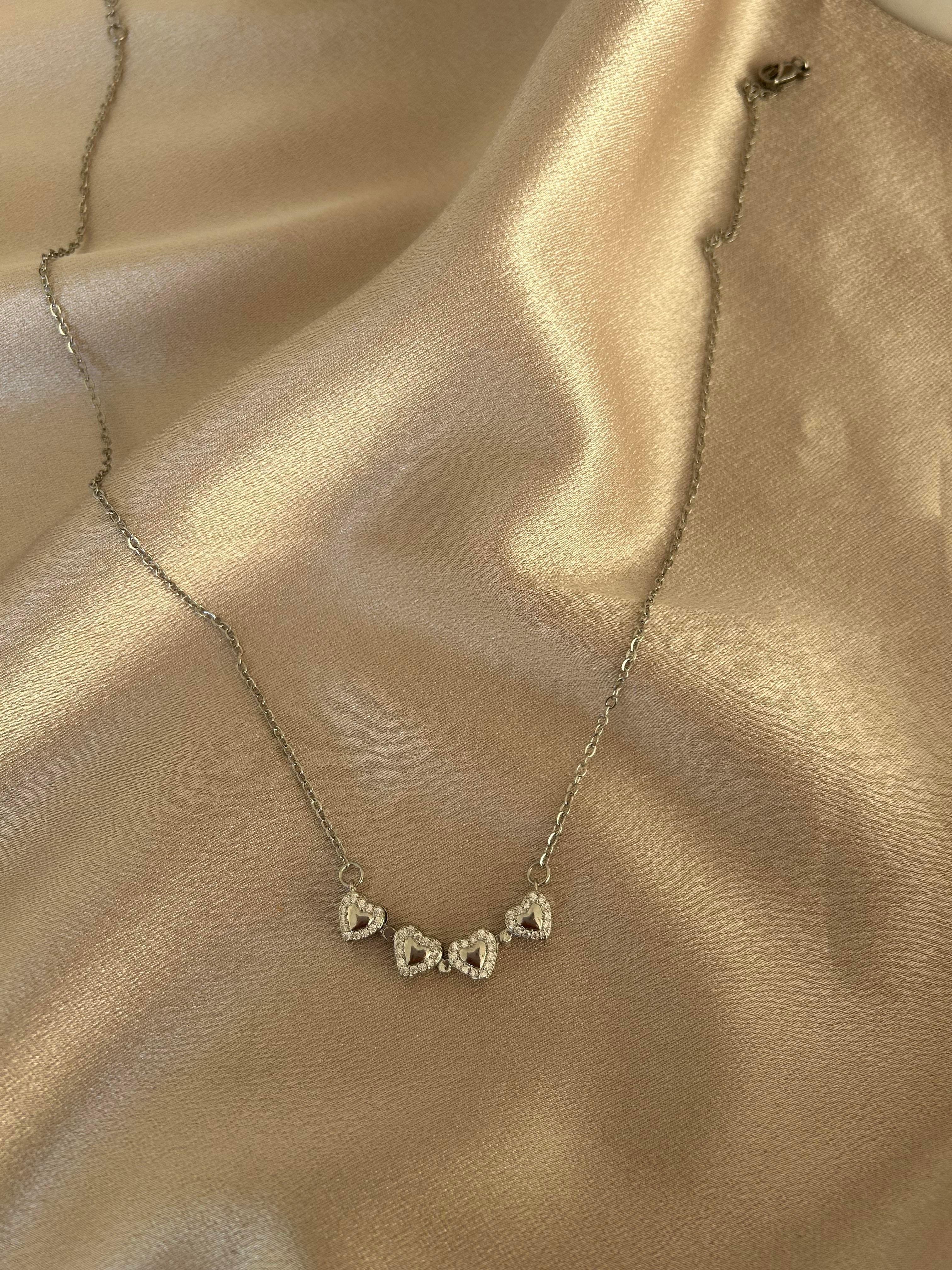 Kalpli gümüş yonca kolye 