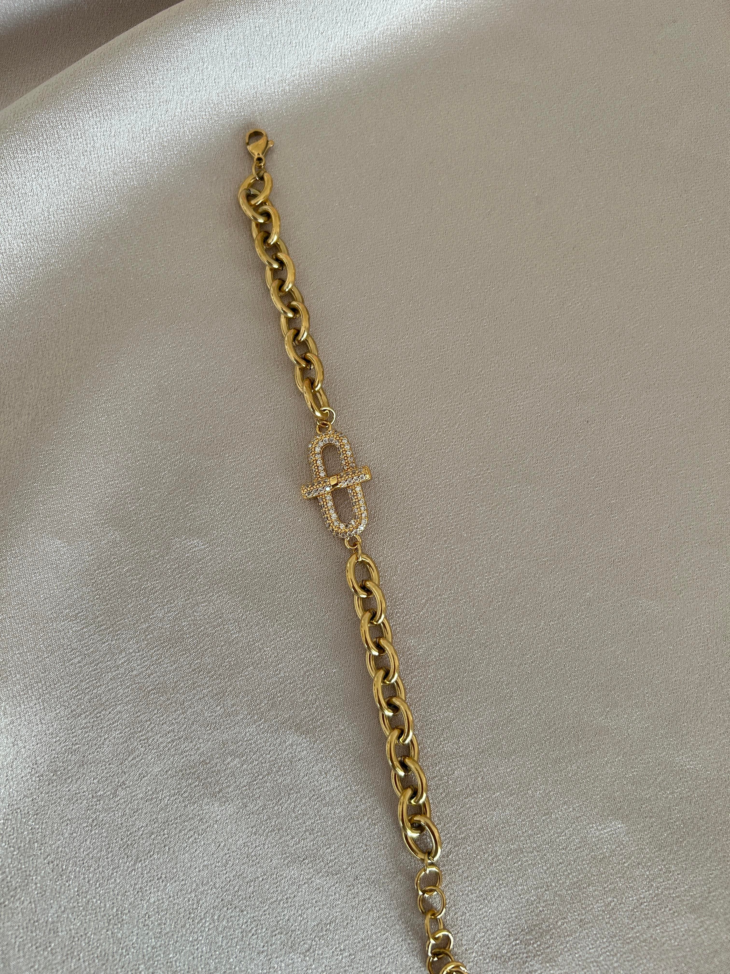 Marka model açık renk bileklik 