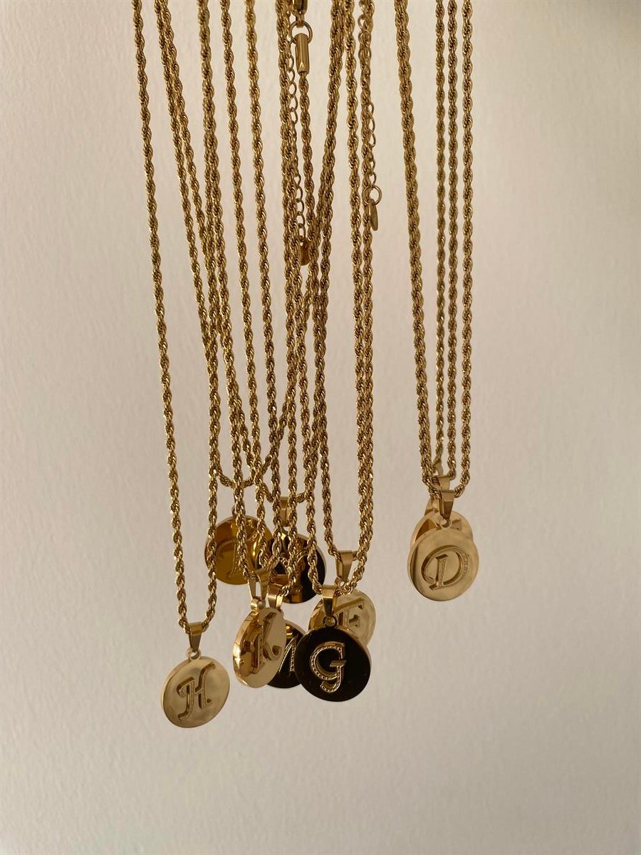Plaka gold harf kolye