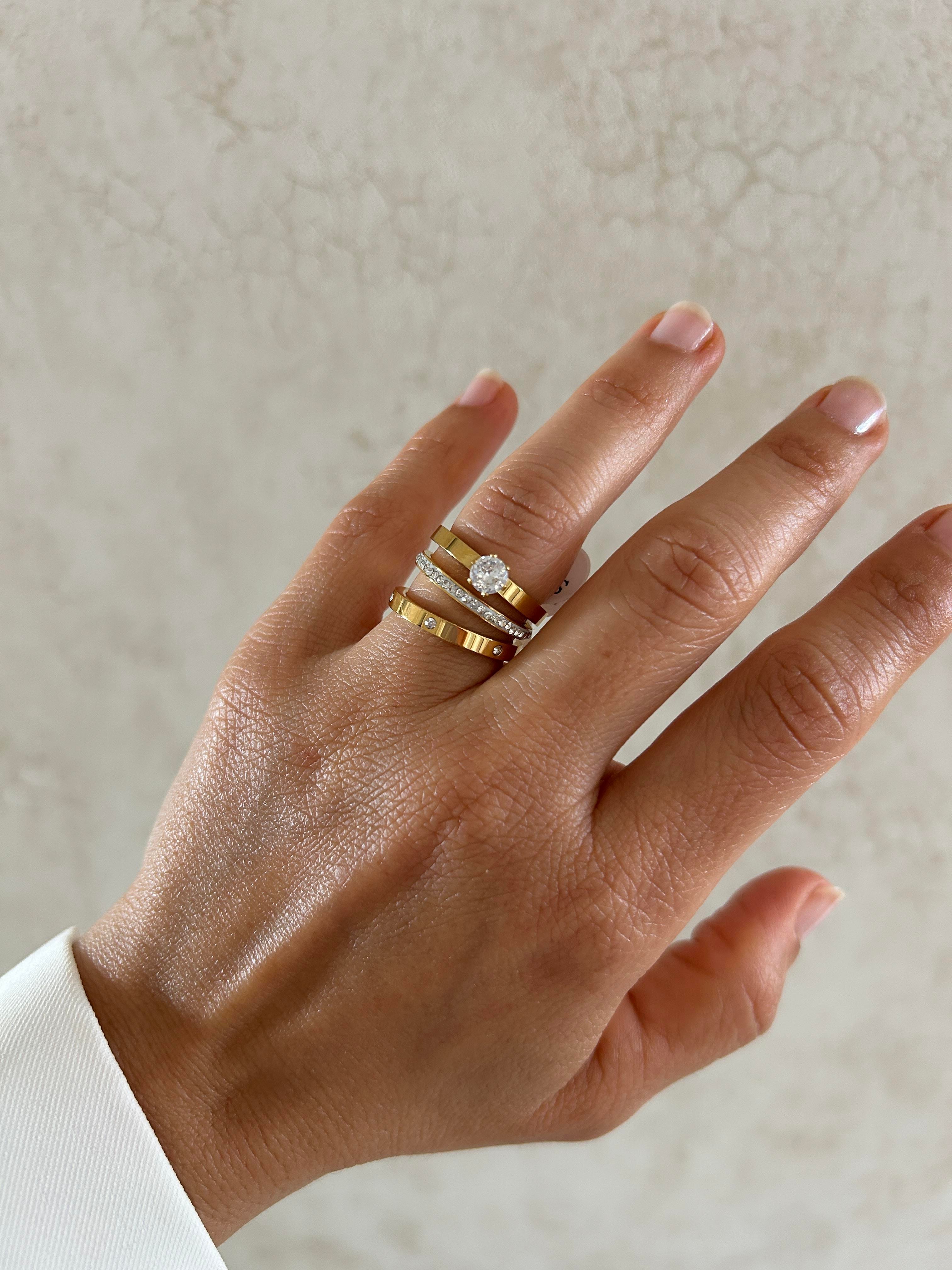 Tek taşlı üçlü alyans