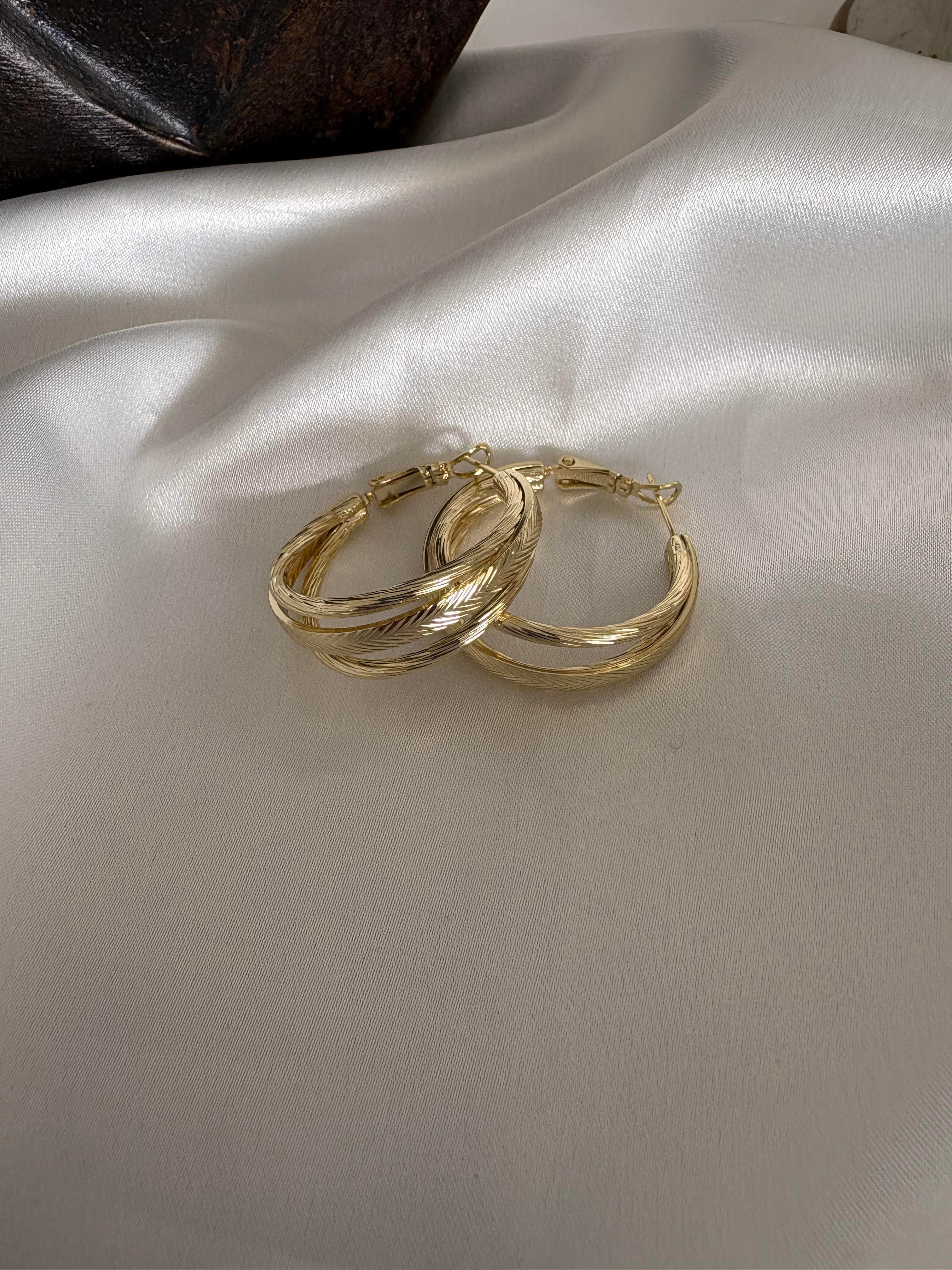 Üç halka sıra model küpe 