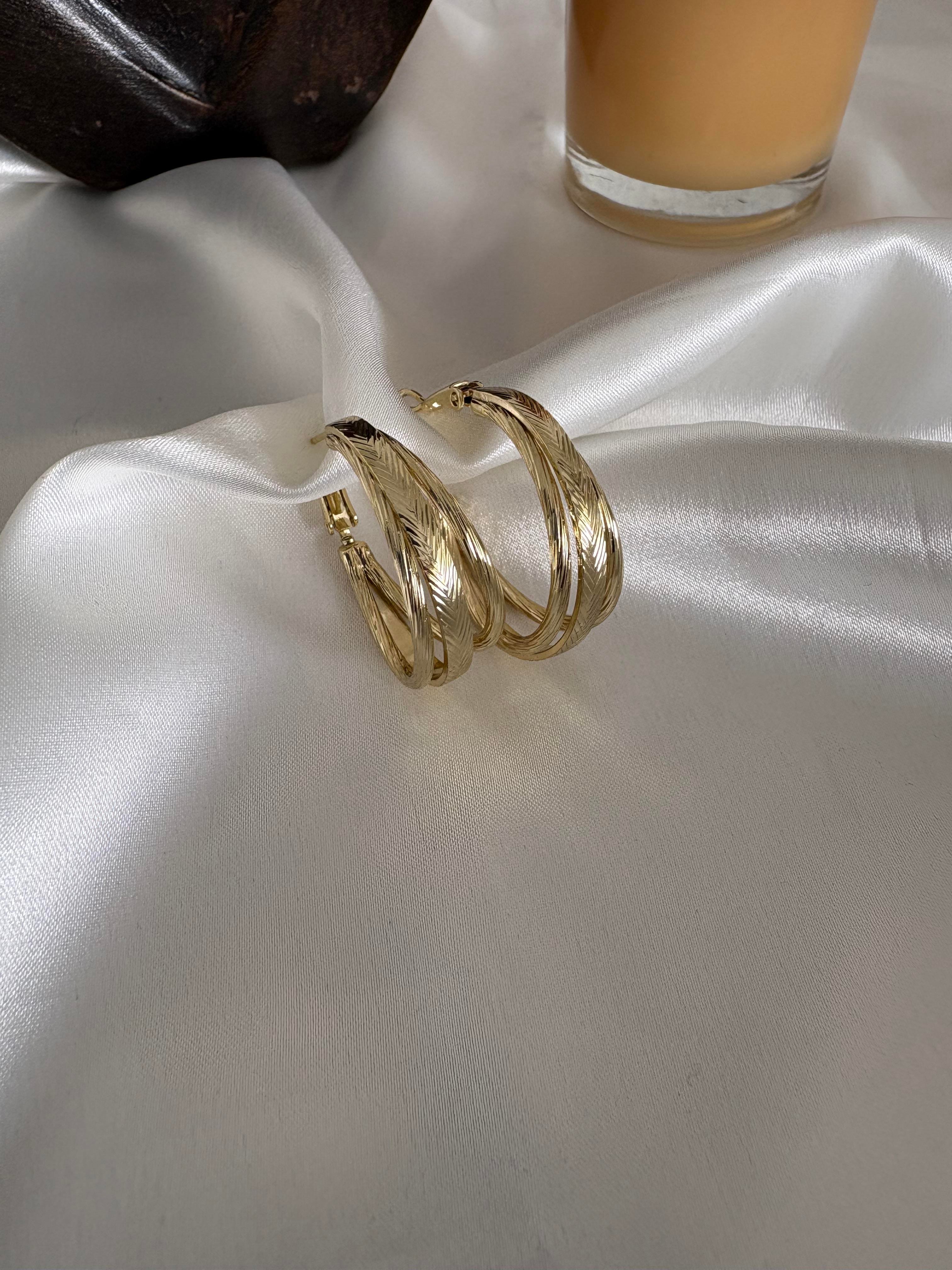 Üç halka sıra model küpe 