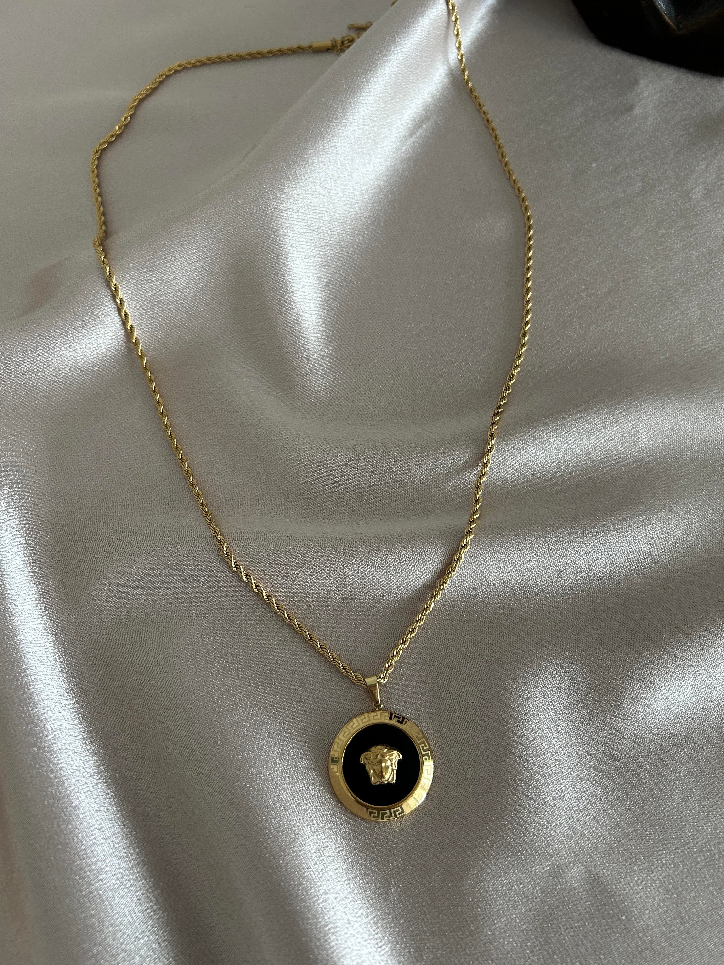 Versage model burgu kolye