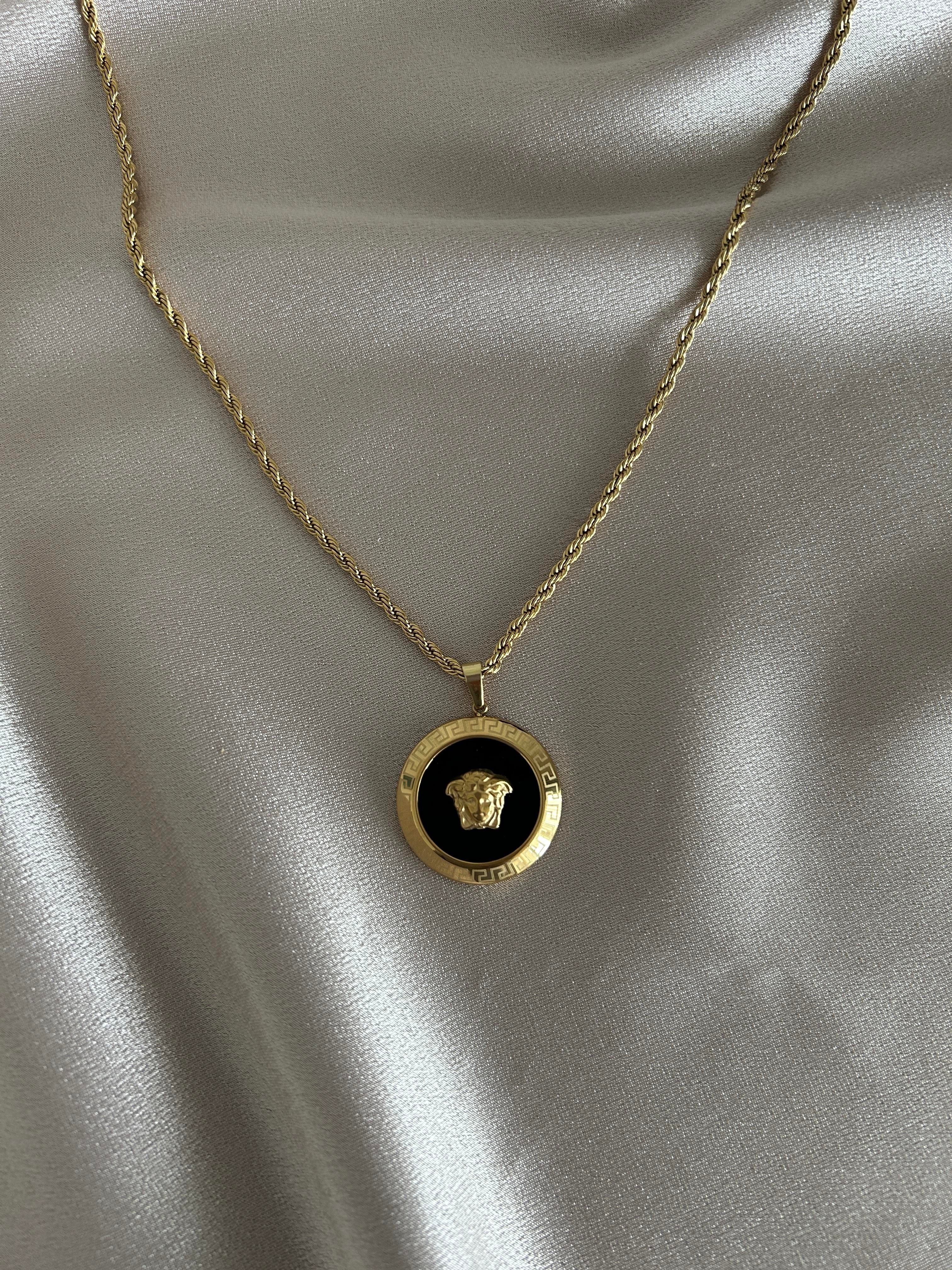 Versage model burgu kolye