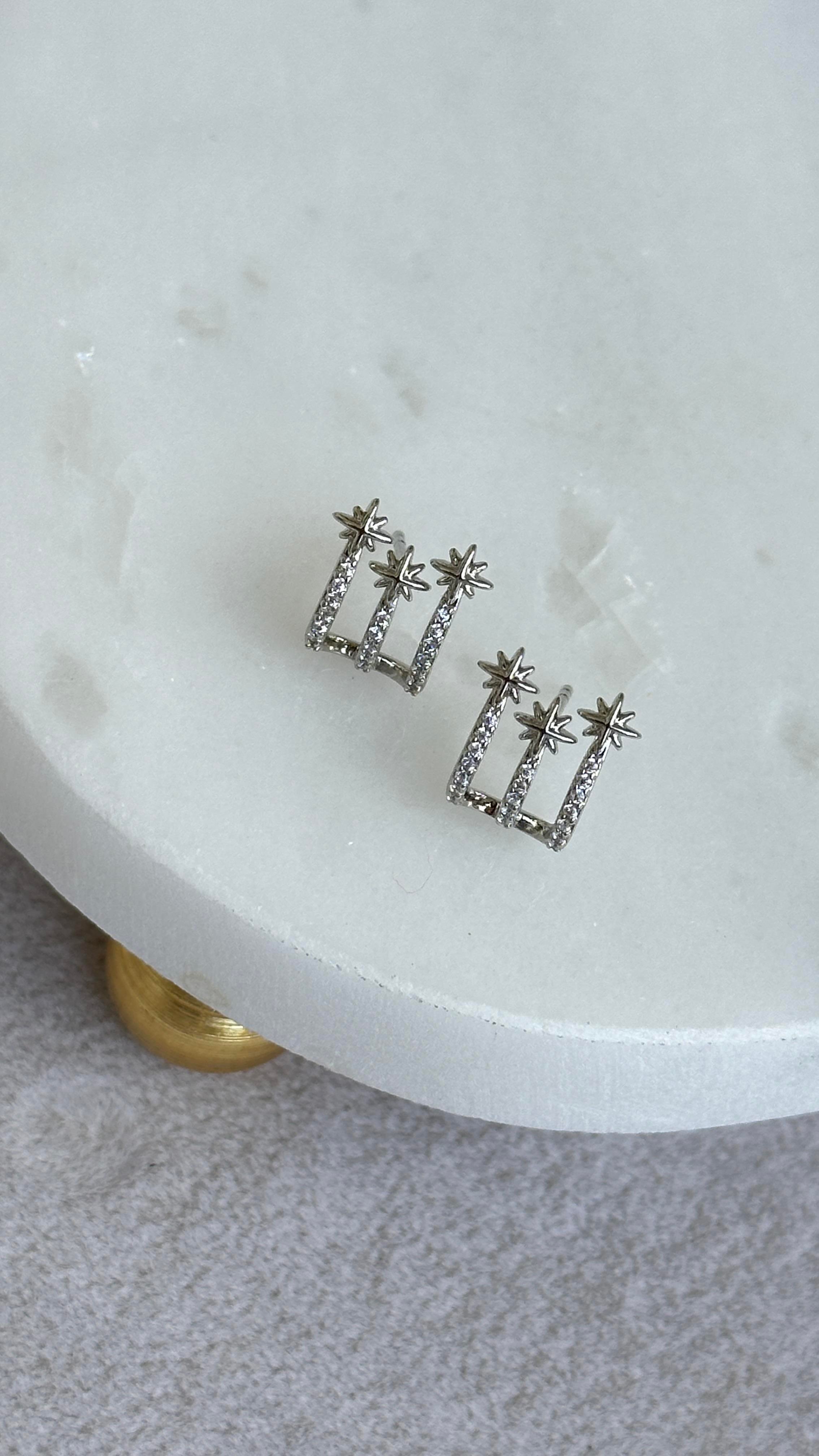 Taşlı Üç ok Küpe 1cm