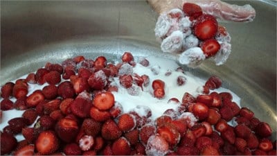 ŞENKÖYLÜLER ÇİLEK REÇELİ % 65 MEYVE - 670 GR BRÜT