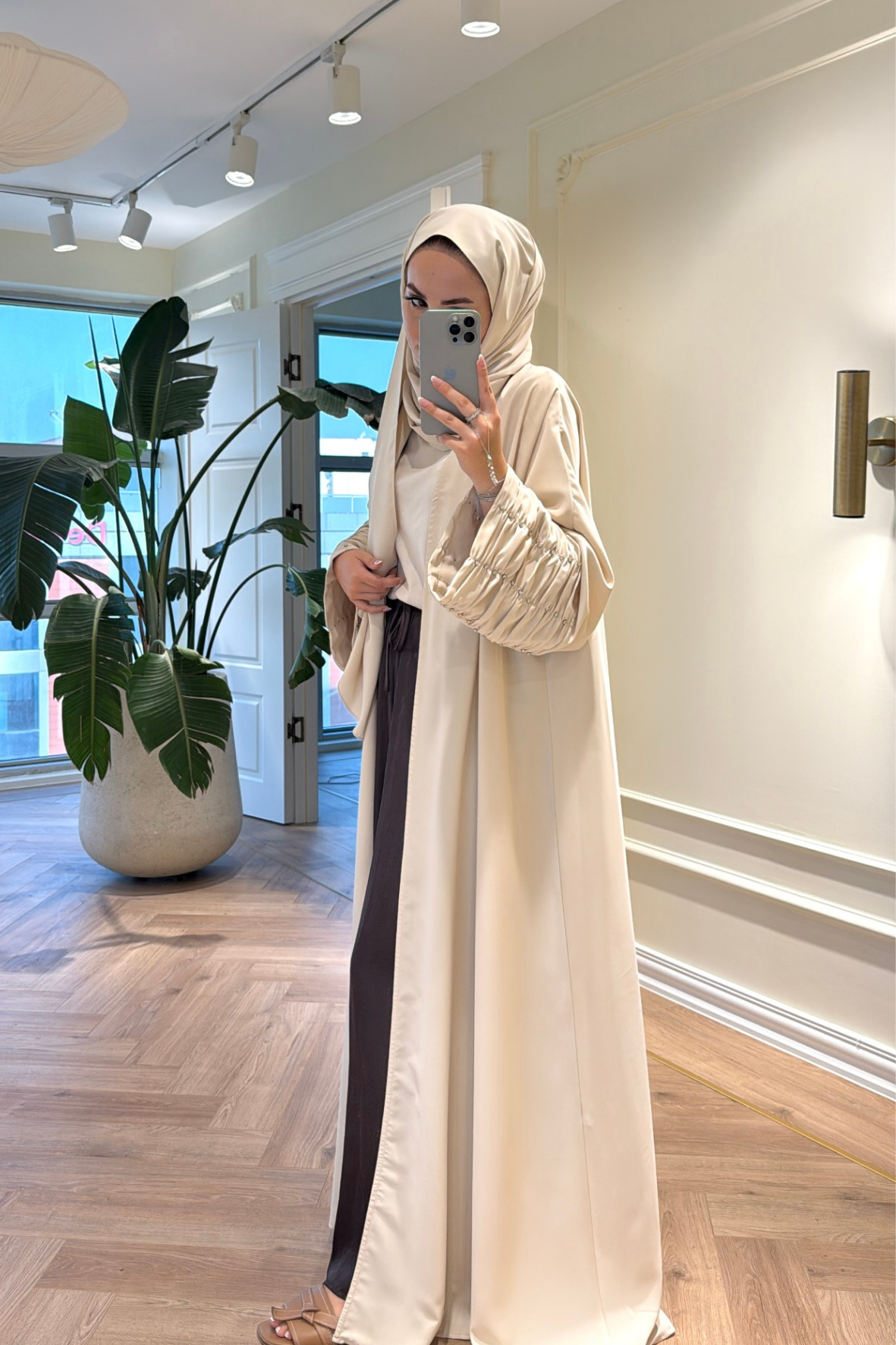 Kolları Taş Büzgü Detaylı Abaya - Bej  (ŞAL HEDİYELİ )-4297