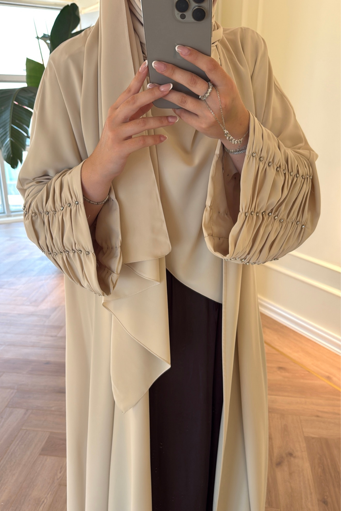 Kolları Taş Büzgü Detaylı Abaya - Bej  (ŞAL HEDİYELİ )-4297