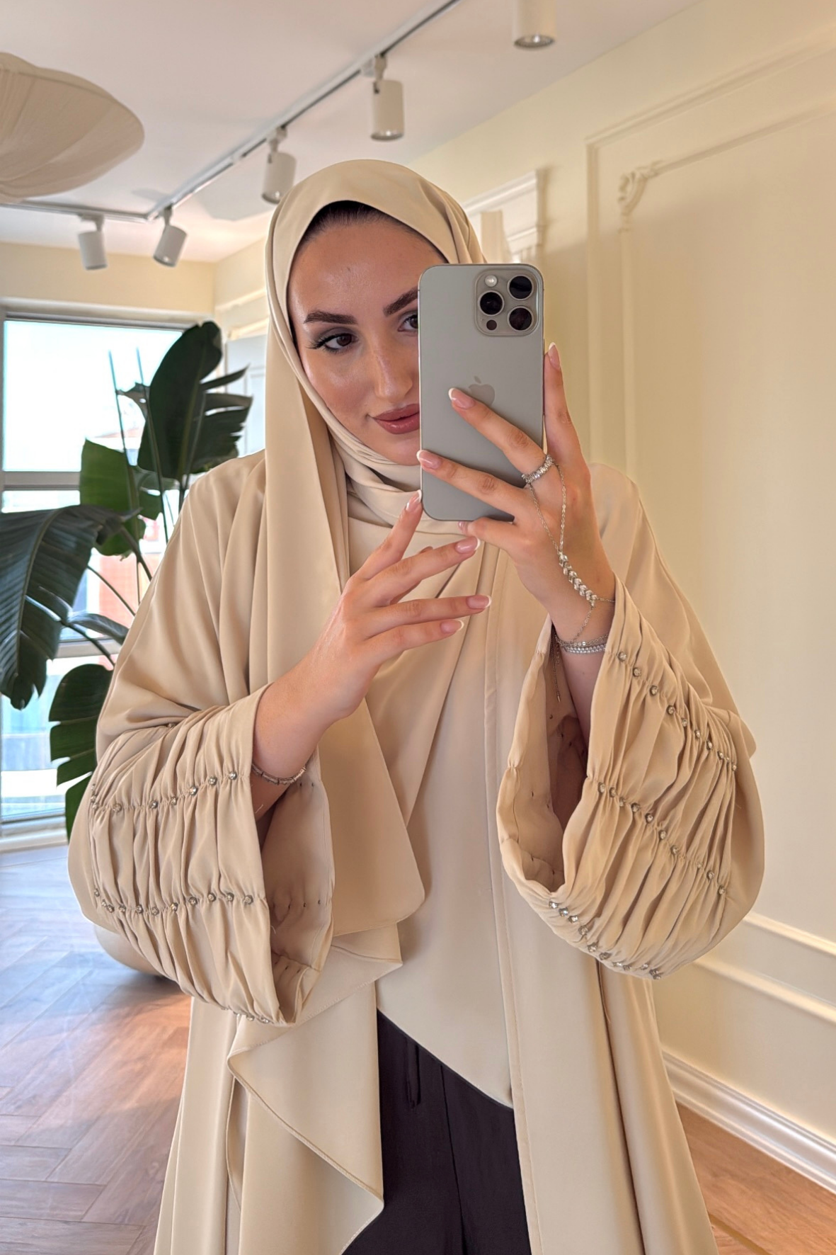 Kolları Taş Büzgü Detaylı Abaya - Bej  (ŞAL HEDİYELİ )-4297