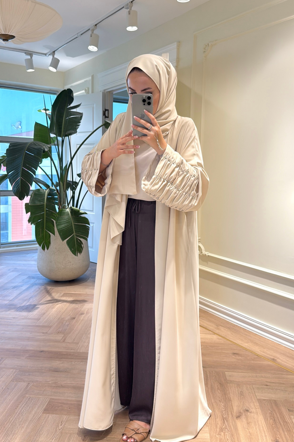 Kolları Taş Büzgü Detaylı Abaya - Bej  (ŞAL HEDİYELİ )-4297