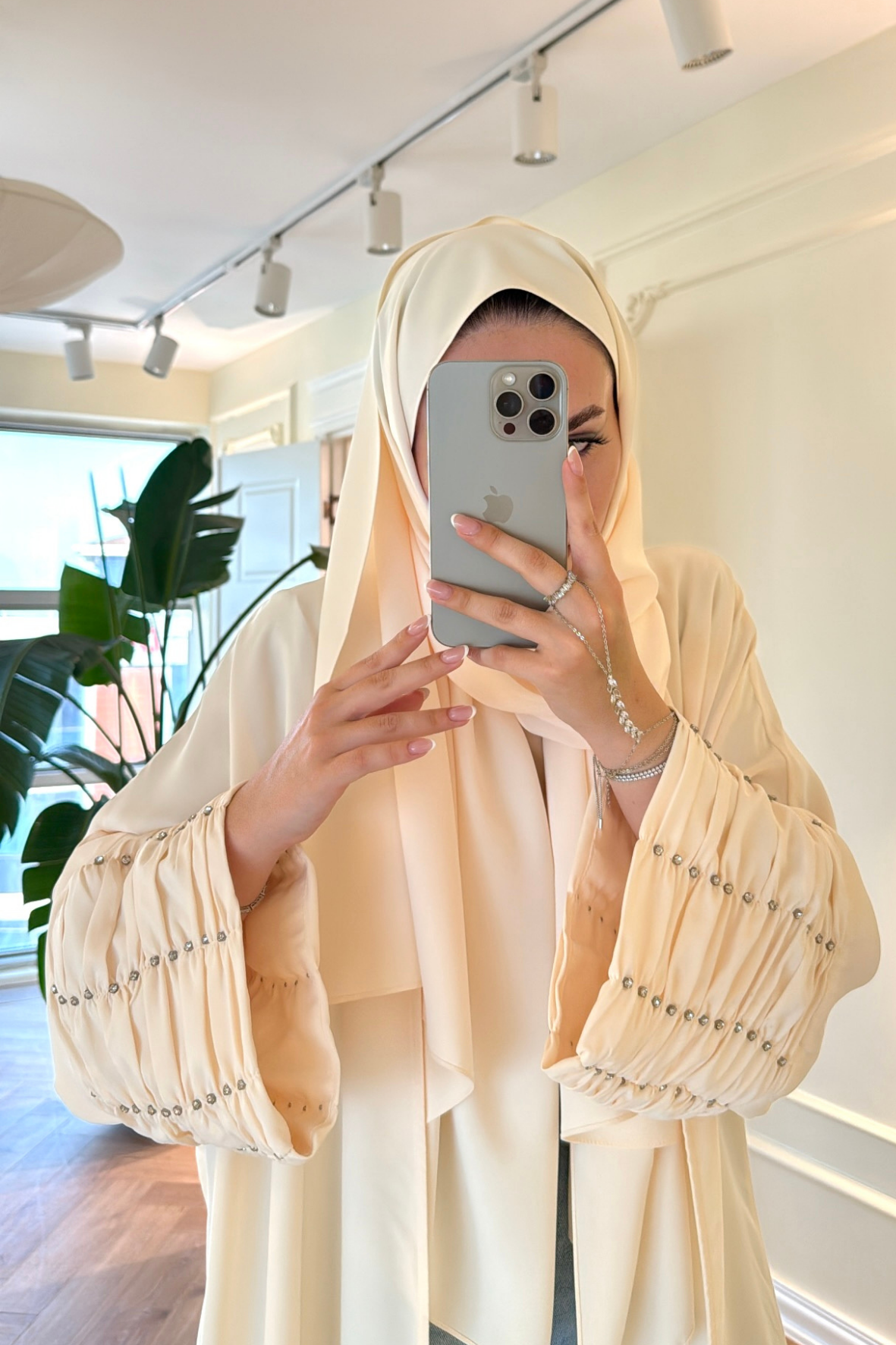 Kolları Taş Büzgü Detaylı Abaya - Krem (ŞAL HEDİYELİ )-4297