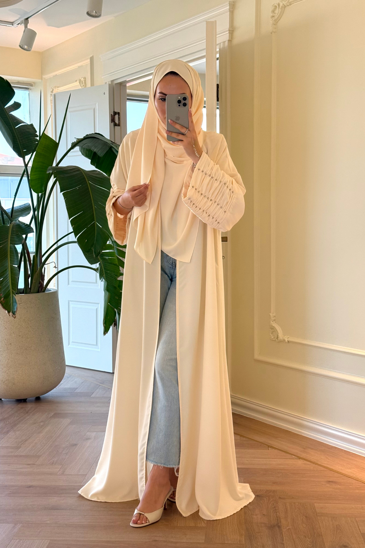 Kolları Taş Büzgü Detaylı Abaya - Krem (ŞAL HEDİYELİ )-4297