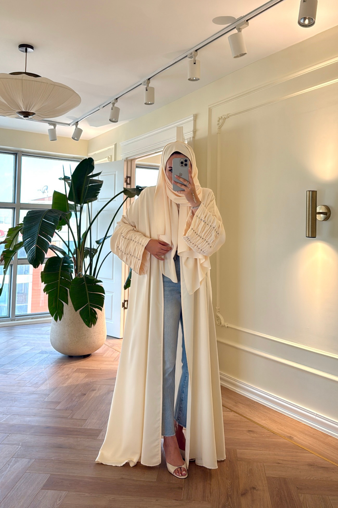 Kolları Taş Büzgü Detaylı Abaya - Krem (ŞAL HEDİYELİ )-4297