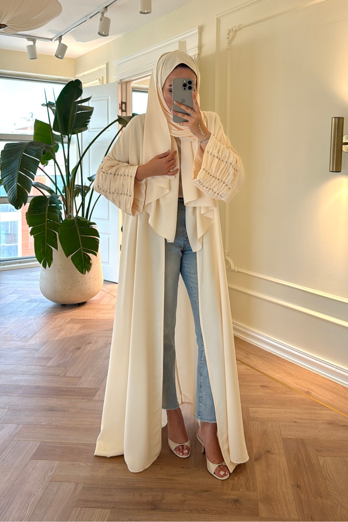 Kolları Taş Büzgü Detaylı Abaya - Krem (ŞAL HEDİYELİ )-4297