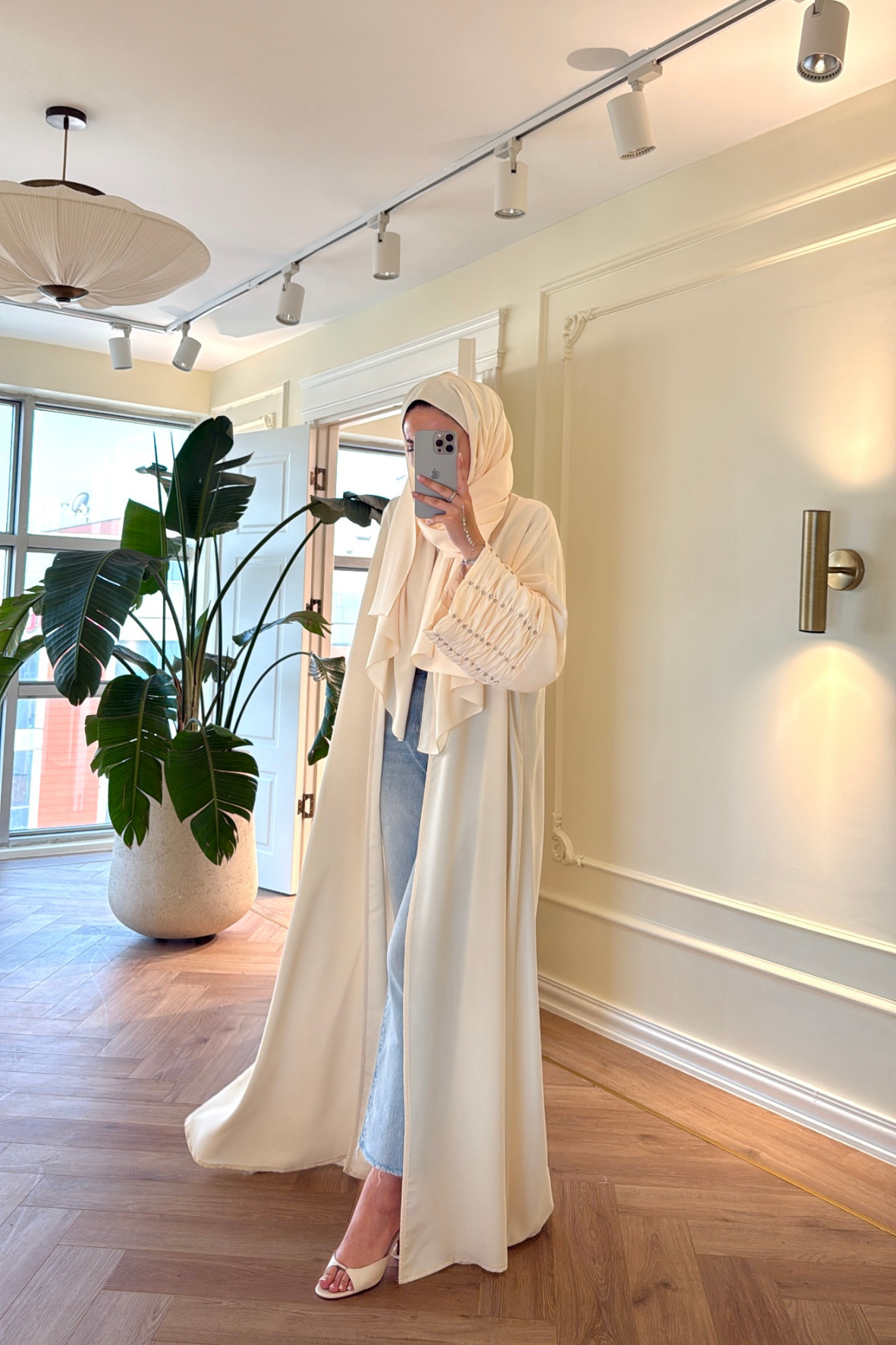 Kolları Taş Büzgü Detaylı Abaya - Krem (ŞAL HEDİYELİ )-4297